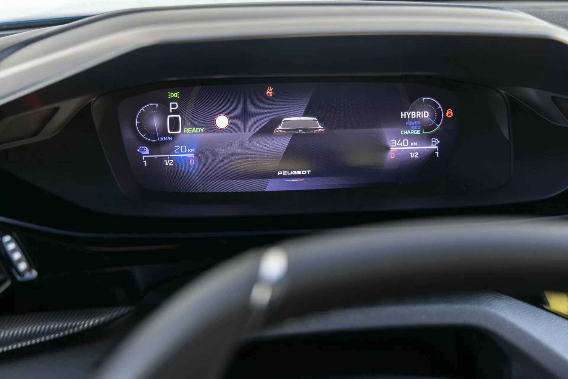 Zbliżony widok wnętrza Peugeot 408 2023 pokazujący cyfrowy zestaw wskaźników z perspektywy kierowcy, wyświetlający wskaźniki hybrydowe takie jak napis ‘HYBRID’, tryb parkowania, poziom baterii i zasięgi jazdy, ze skupieniem na elegancki, podświetlany ekran za lekko zamazaną kierownicą.