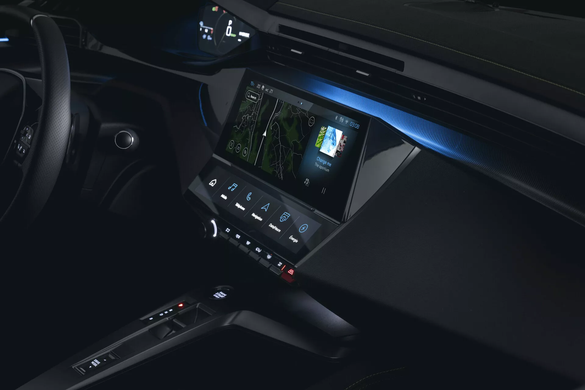 Szczegółowy widok wnętrza Peugeot 408 2023 z naciskiem na konsolę środkową i system infotainmentu z oświetleniem ambientowym i zaawansowanymi funkcjami technologicznymi, widok od strony pasażera.
