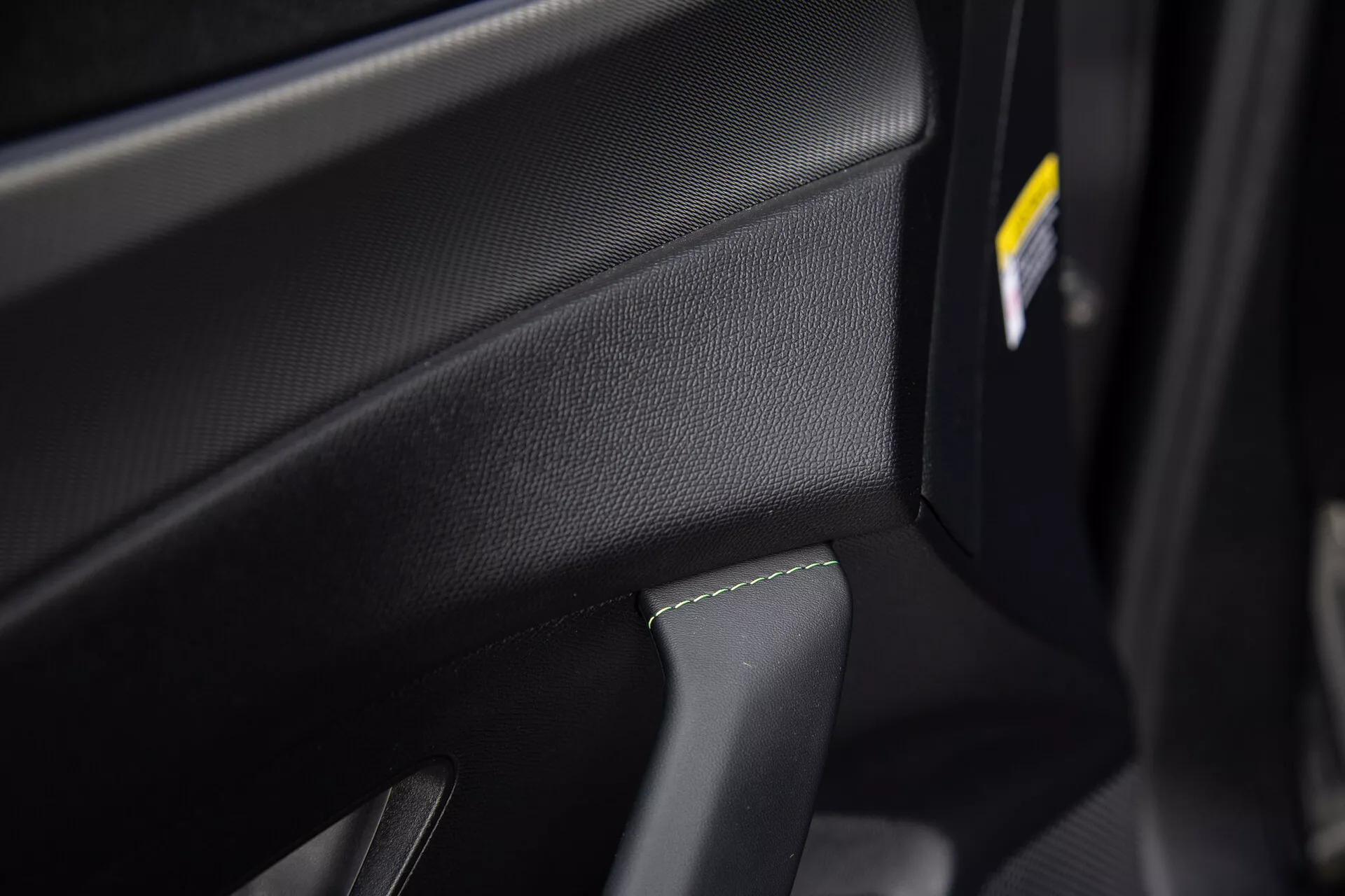 Nowy Peugeot 408 z 2023 roku w dynamicznej pozie, prezentujący elegancki design, zaawansowane reflektory LED i wyrafinowaną sylwetkę