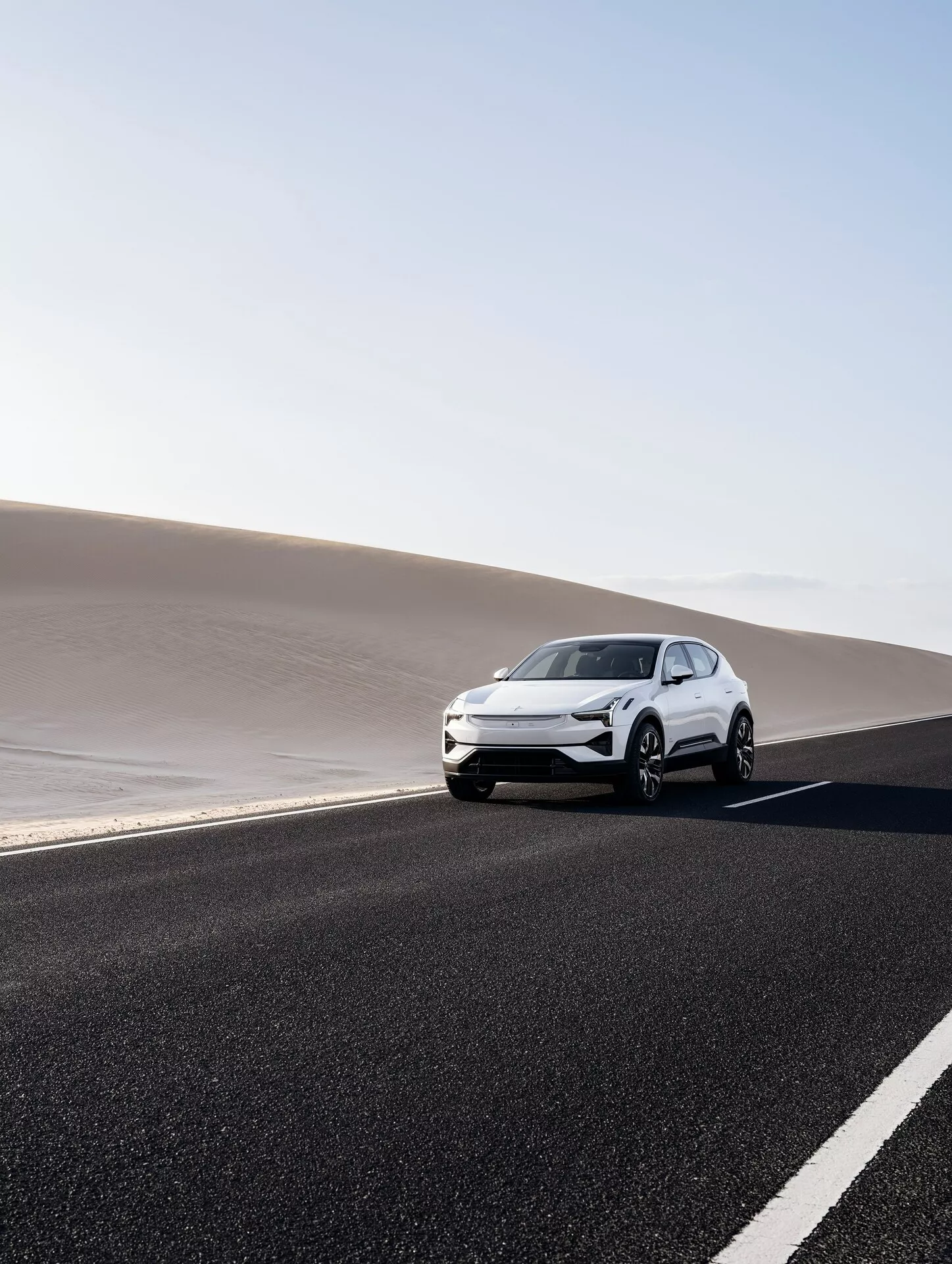 Luksusowy elektryczny SUV Polestar 3 pierwszej generacji z 2023 roku w dynamicznej jeździe na otwartej drodze