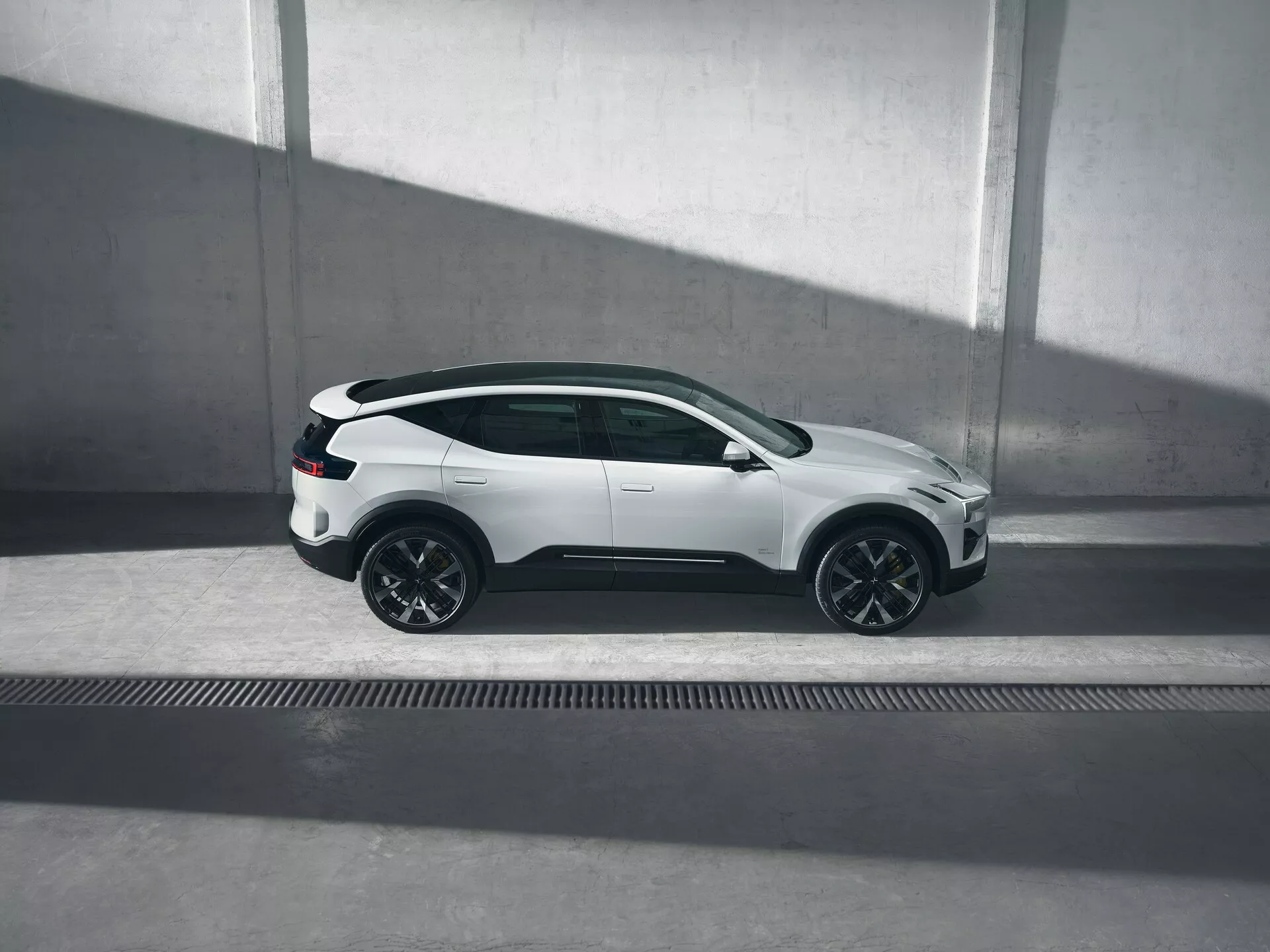 Polestar 3 z 2023 roku, pierwsza generacja, z aerodynamicznym skandynawskim wzornictwem, luksusowe elektryczne SUV w dynamicznym trybie jazdy