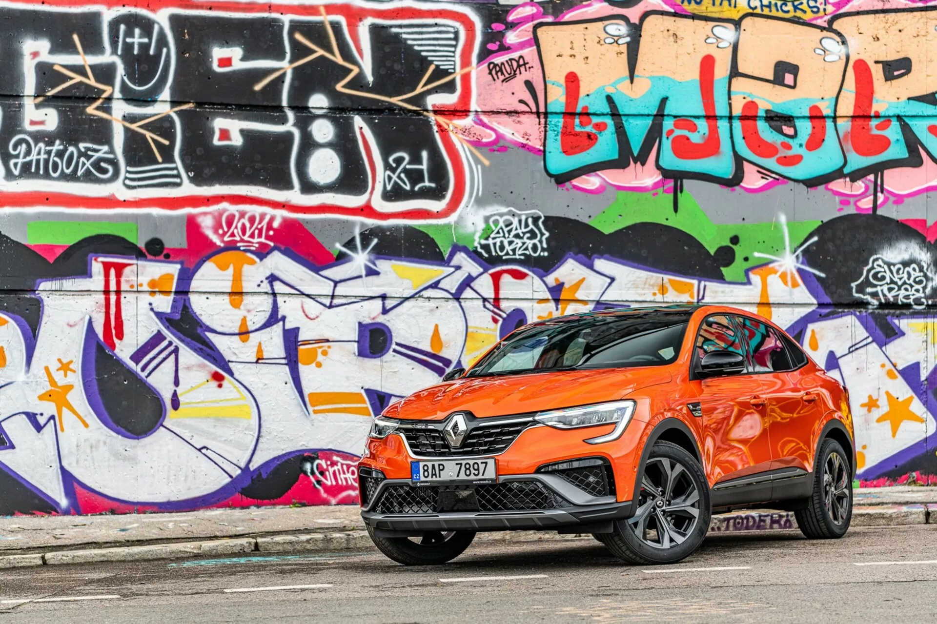 Widok z przodu Renault Arkana 2021, prezentujący elegancki wygląd, charakterystyczne reflektory LED i aerodynamiczne kontury.