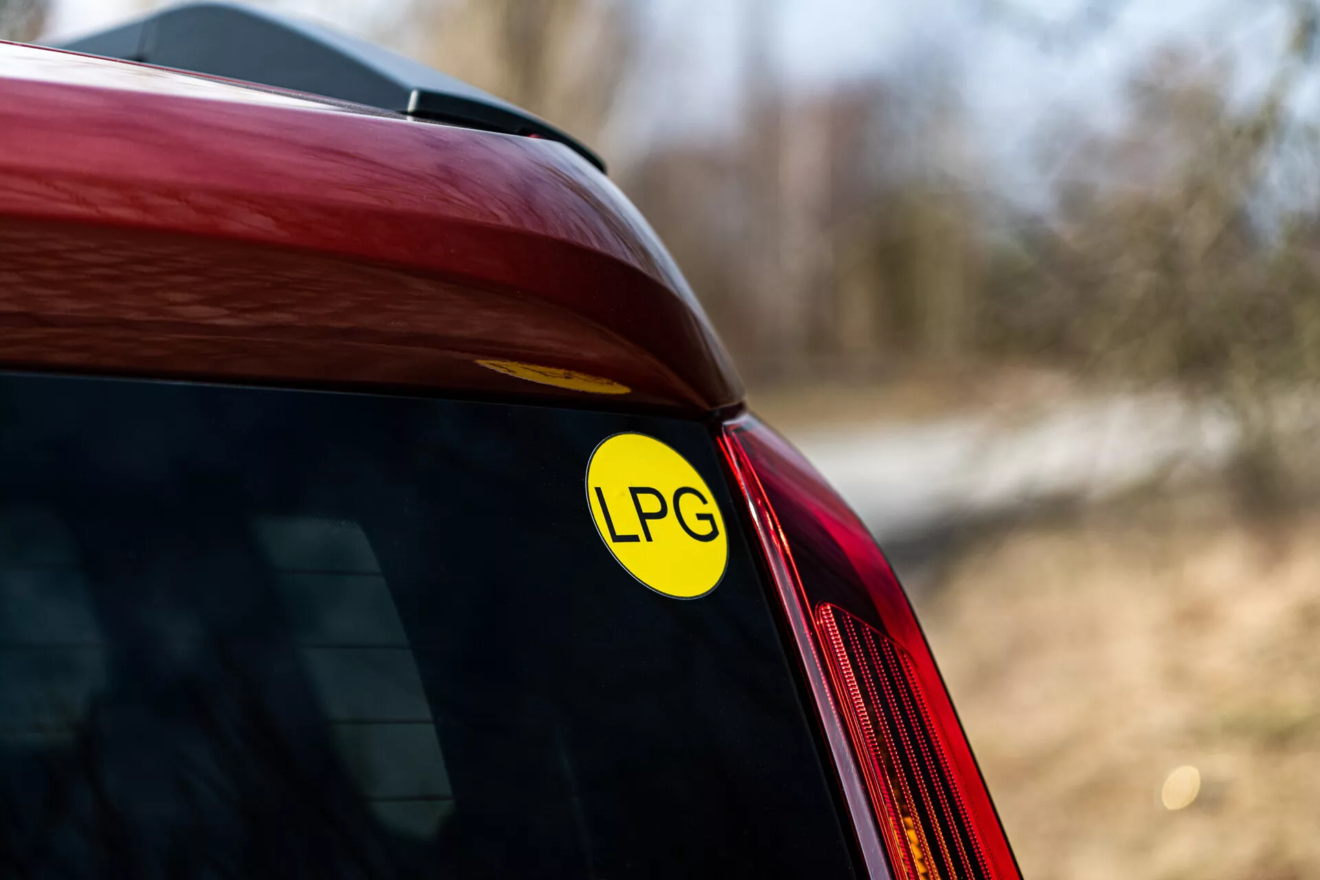 Zbliżenie na tylny narożnik Renault Arkana 2021 z naklejką LPG, projektem tylnych świateł LED i elegancką linią nadwozia
