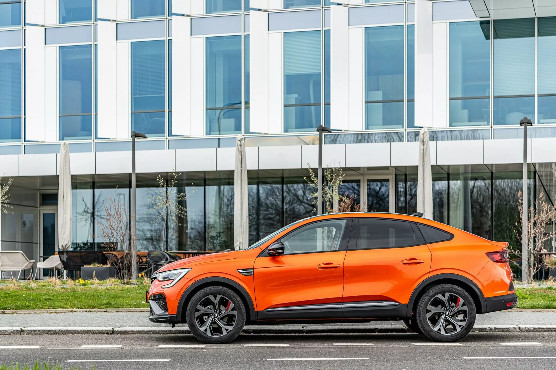 Renault Arkana 2021 - elegancki crossover SUV o sportowym designie, eleganckich liniach i zaawansowanych funkcjach technologicznych