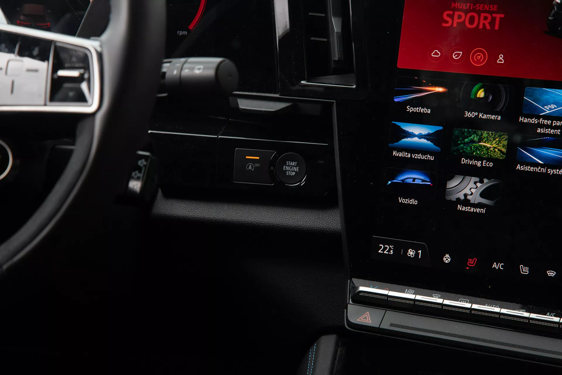 Zbliżenie na wnętrze Renault Austral 2022 skupiające się na desce rozdzielczej i konsoli centralnej z ekranem dotykowym systemu infotainment, wielofunkcyjną kierownicą obszytą skórą i ustawieniami kontroli klimatu