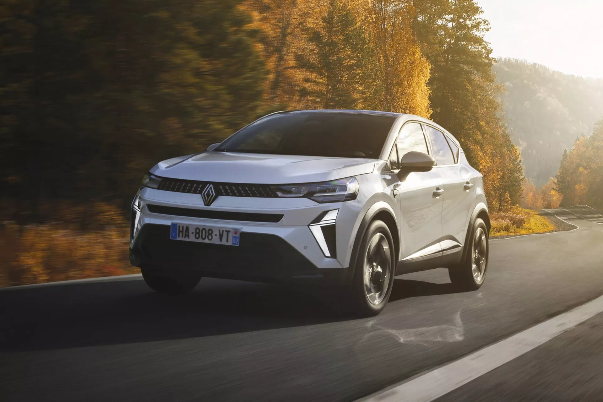 Nowo wydany model Renault Captur 2024 (II-Facelift) w żywym burgundzie prezentujący ulepszone funkcje, elegancki design i nowoczesną technologię