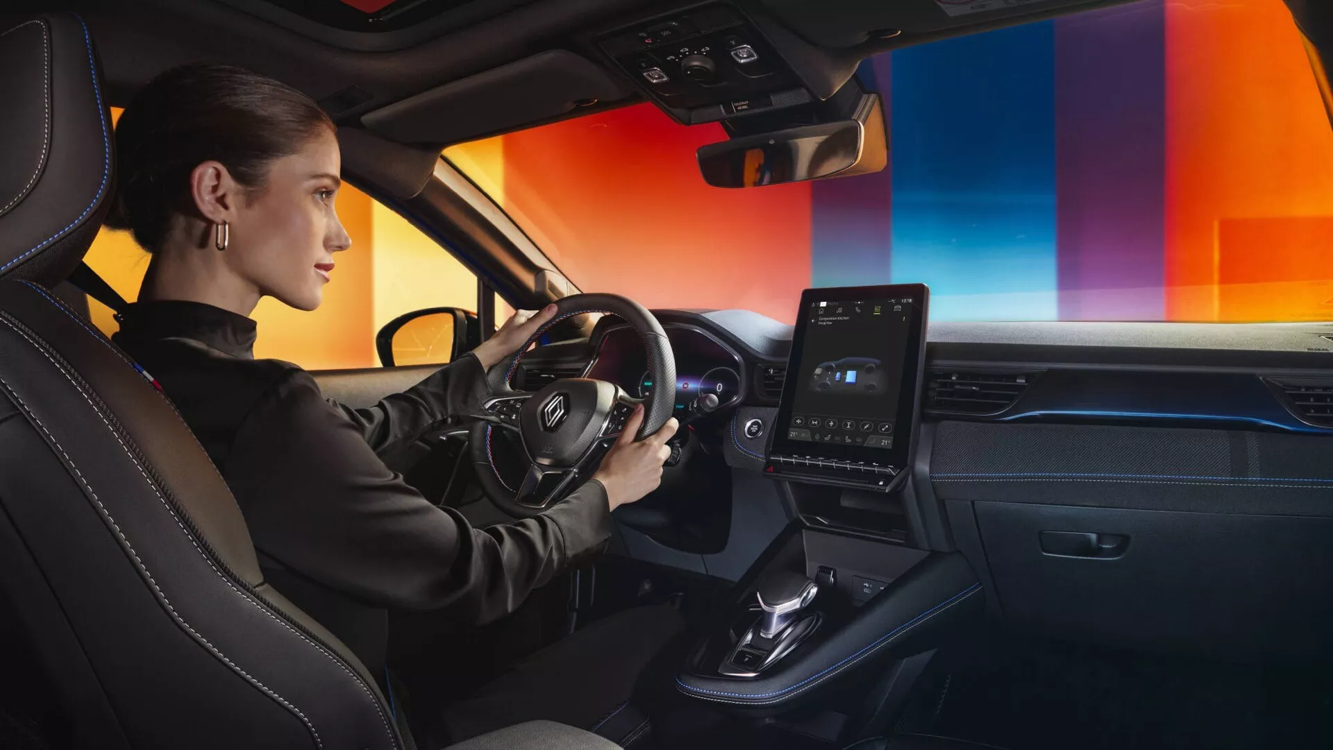 Wnętrze Renault Captur II Facelift 2024 z widokiem na stronę kierowcy, skupiające się na kontrolkach na kierownicy, eleganckiej desce rozdzielczej z pionowym systemem infotainment i siedzeniach z premium skóry