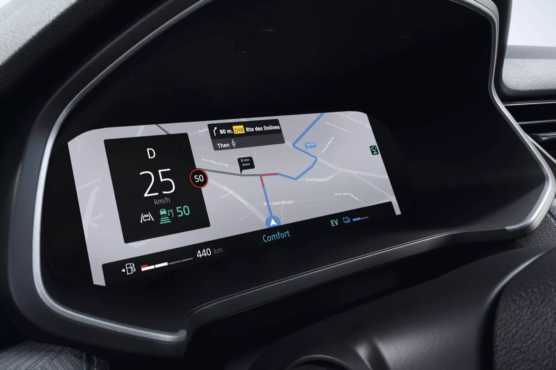 Wyświetlacz cyfrowy deski rozdzielczej Renault Captur 2024 (II lifting) z prędkościomierzem, trybem jazdy, stanem baterii, trybem komfortu, mapą nawigacyjną i paskiem informacyjnym, uchwycony z perspektywy kierowcy