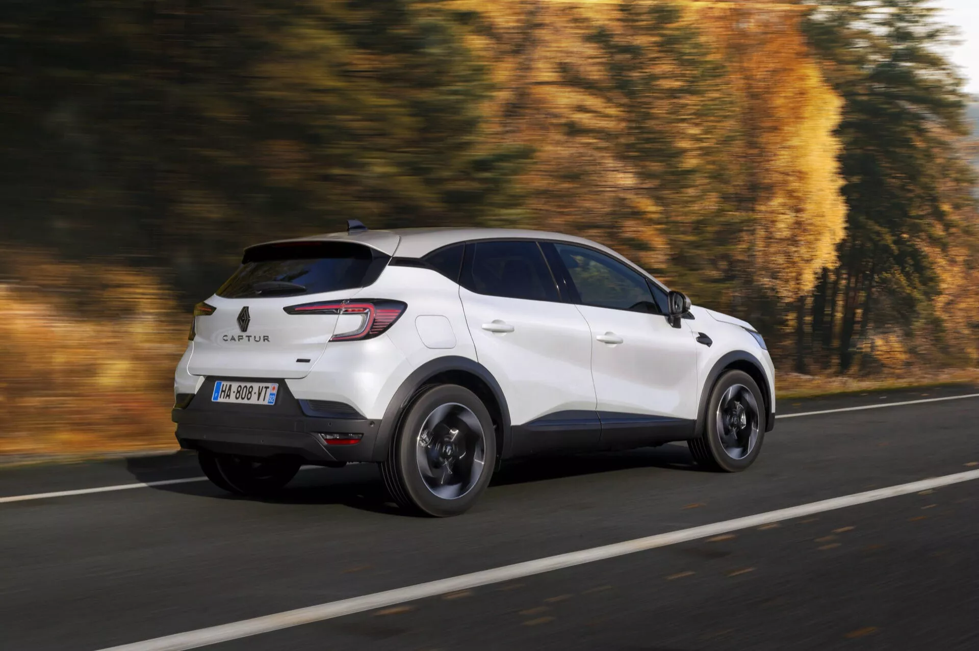 Facelifting Renault Captur 2024 w Kolorze Białym, Dynamiczny Trójkątny Widok Tylny Podkreślający Zaawansowane Tylne światła LED, Sportowe Czarne Obręcze i Szyberdach