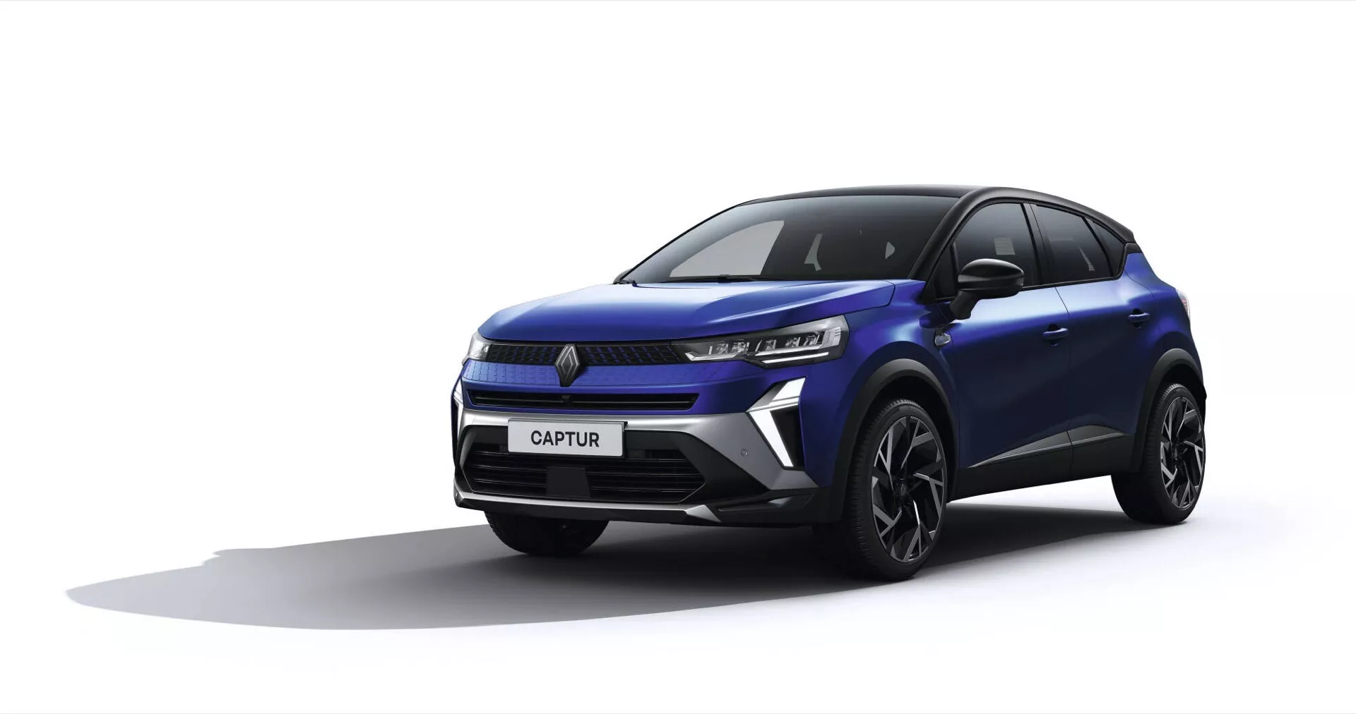 Facelifting Renault Captur 2024 w kolorze niebieskim z detalami przedniego designu, oświetleniem LED i dwukolorowym lakierem w ustawieniu studyjnym