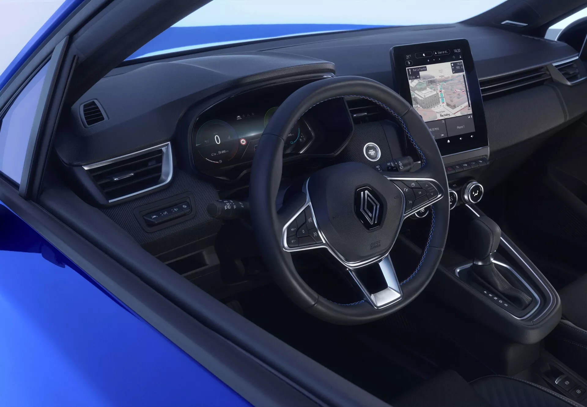 Wnętrze Renault Clio 2023 (V-Facelift) z sportową kierownicą trójramienną z przyciskami multifunkcyjnymi i łopatkami zmiany biegów, cyfrowym kokpitem i systemem infotainment z ekranem dotykowym skierowanym w stronę kierowcy, prezentujące wysokiej jakości materiały i zaawansowaną technologię