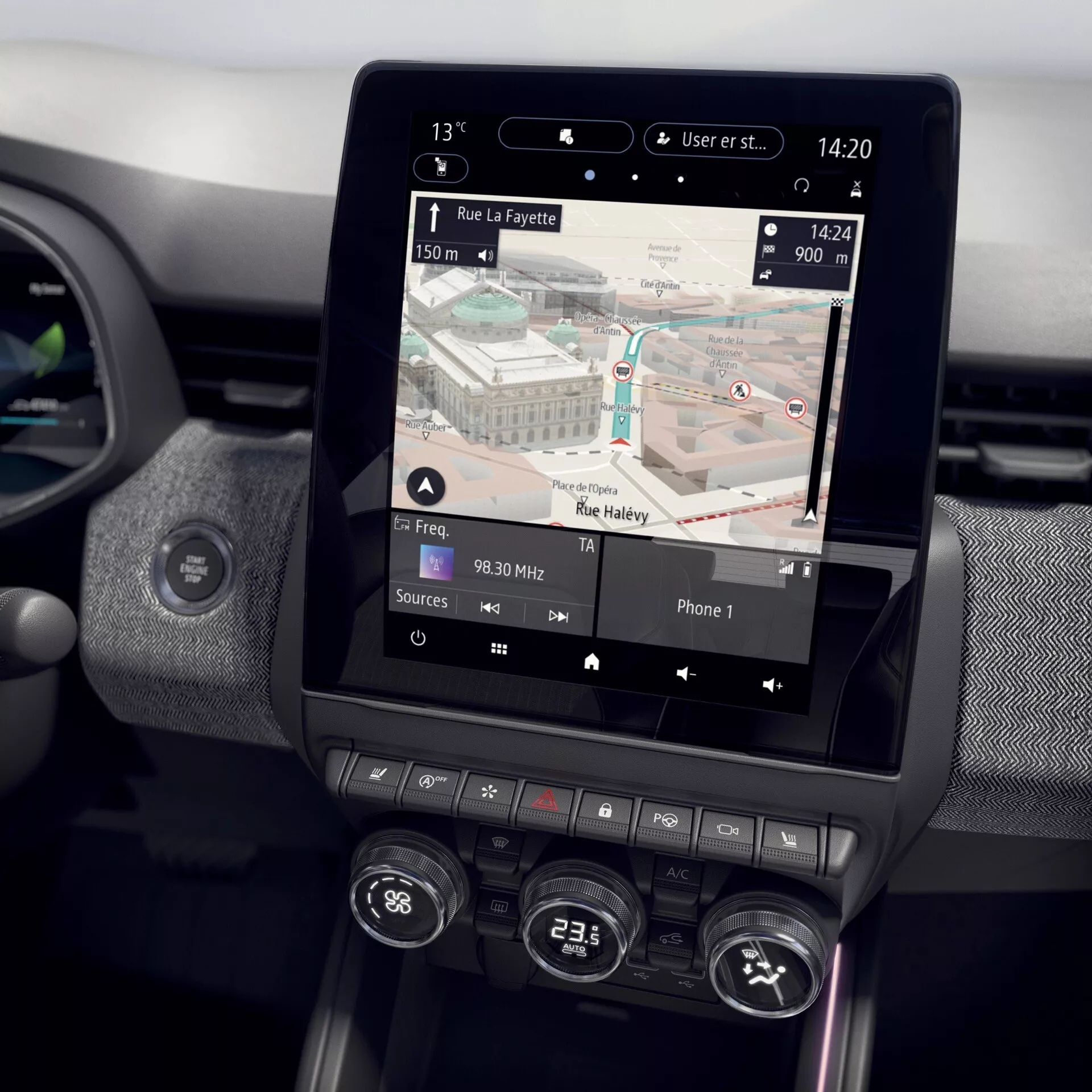 Wnętrze Renault Clio 2023 (V-Facelift) z konsolą środkową i systemem infotainment pokazującym mapę nawigacji na dużym pionowym ekranie dotykowym oraz przyciskami kontroli klimatyzacji poniżej, wszystko w nowoczesnej oprawie designu.