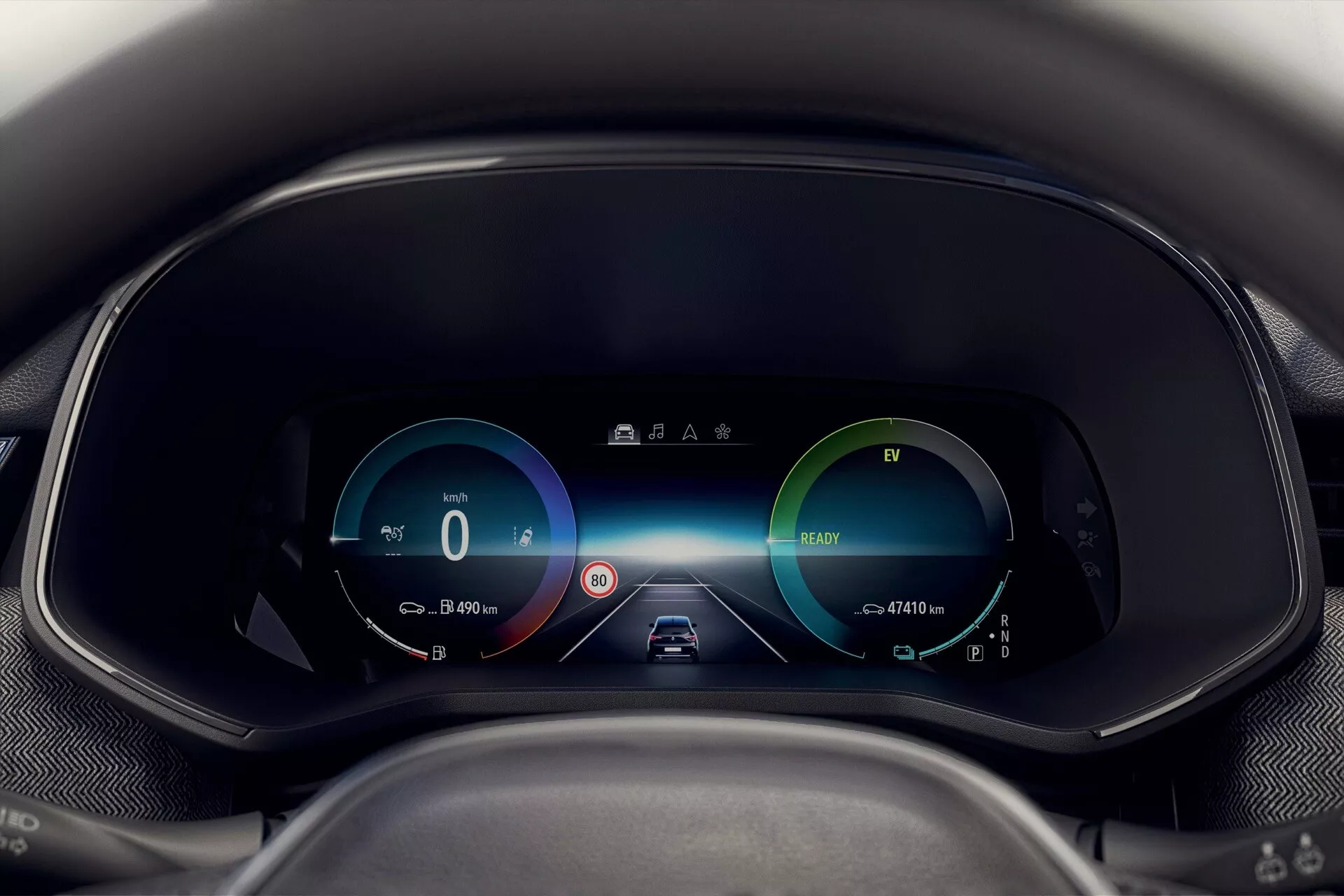Cyfrowy kokpit Renault Clio V-Facelift 2023 z perspektywy kierowcy z w pełni cyfrowym i konfigurowalnym wyświetlaczem LCD z grafiką o wysokim kontraście, oświetleniem ambientowym i akcentami z włókna węglowego wskazującymi na luksus i wydajność.