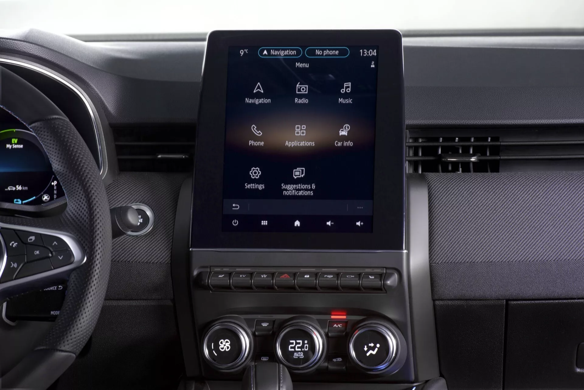 Zbliżenie na konsolę centralną Renault Clio 2023 V-Facelift z pionowym systemem infotainmentowym dotykowym wyświetlającym nawigację, radio i sterowanie HVAC