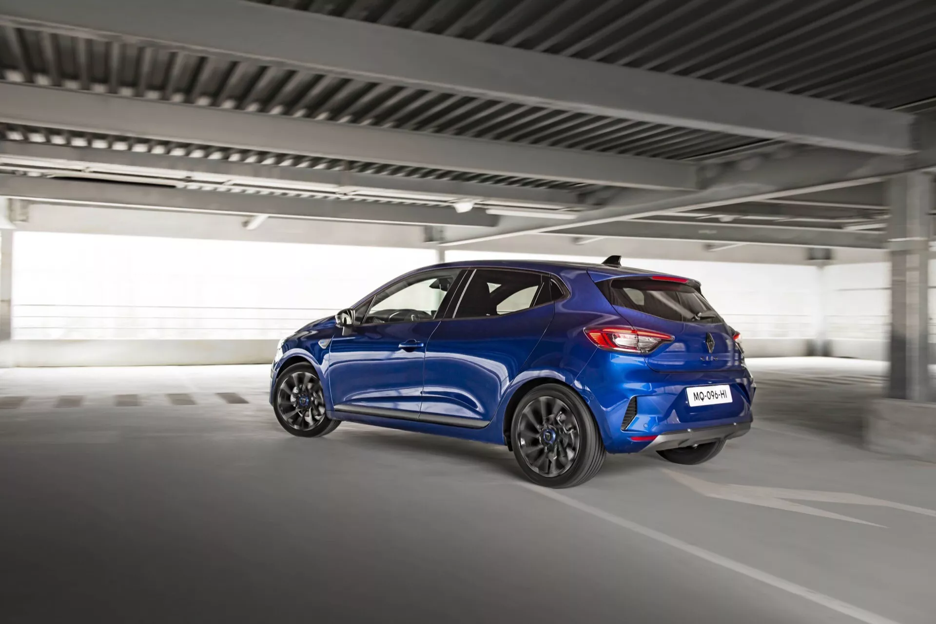 Model Renault Clio V-Facelift 2023 pokazujący błyszczący design zewnętrzny i zaktualizowane funkcje