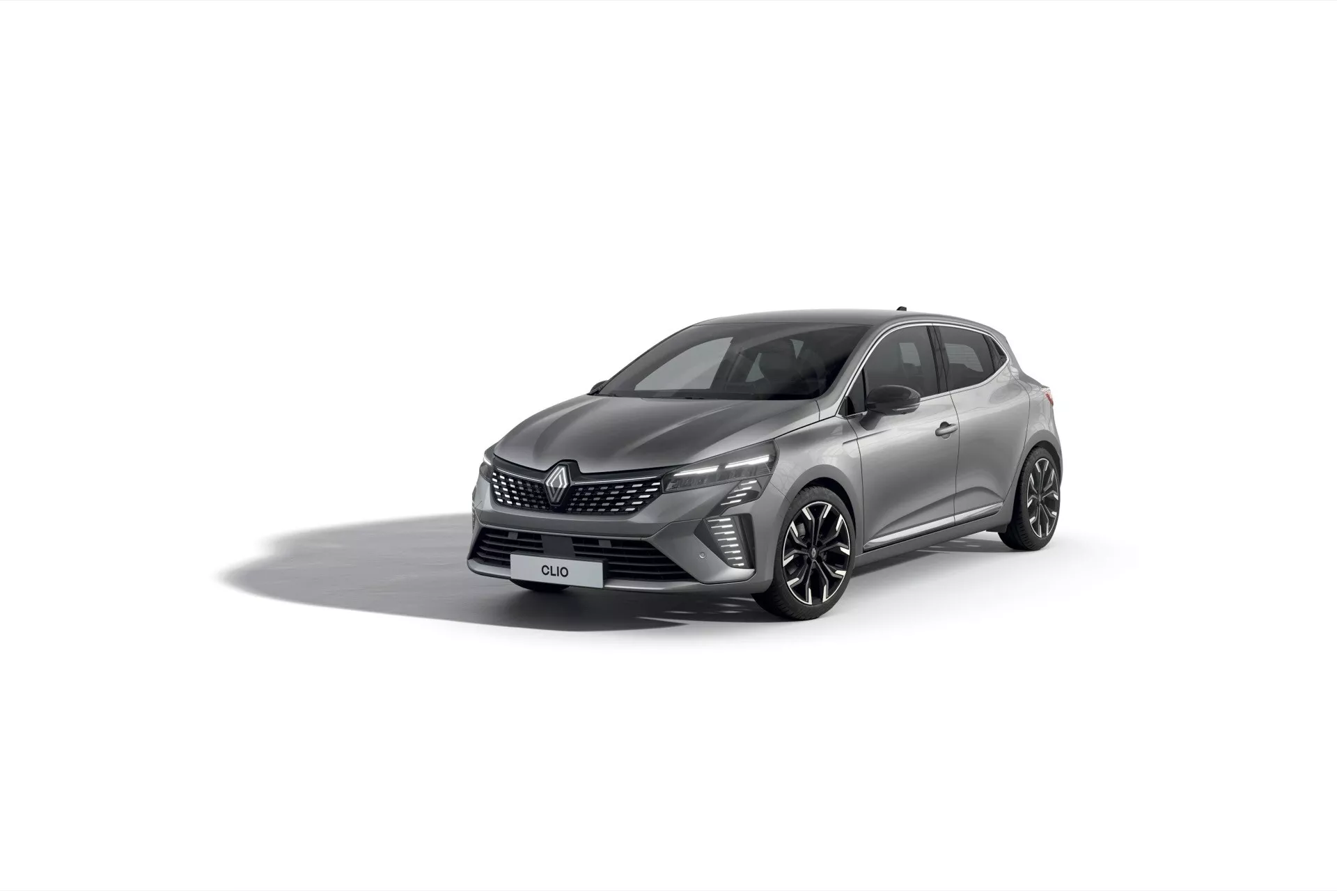 Renault Clio V-Facelift 2023 prezentowane w studio pokazuje nowoczesny design, z ostrymi reflektorami LED, starannie zaprojektowaną atrapą chłodnicy, sportowym przednim zderzakiem i eleganckim profilem bocznym z charakterystycznymi kołami ze stopów, wyróżnione z niskiej perspektywy frontalnej trzy czwarte na białym tle