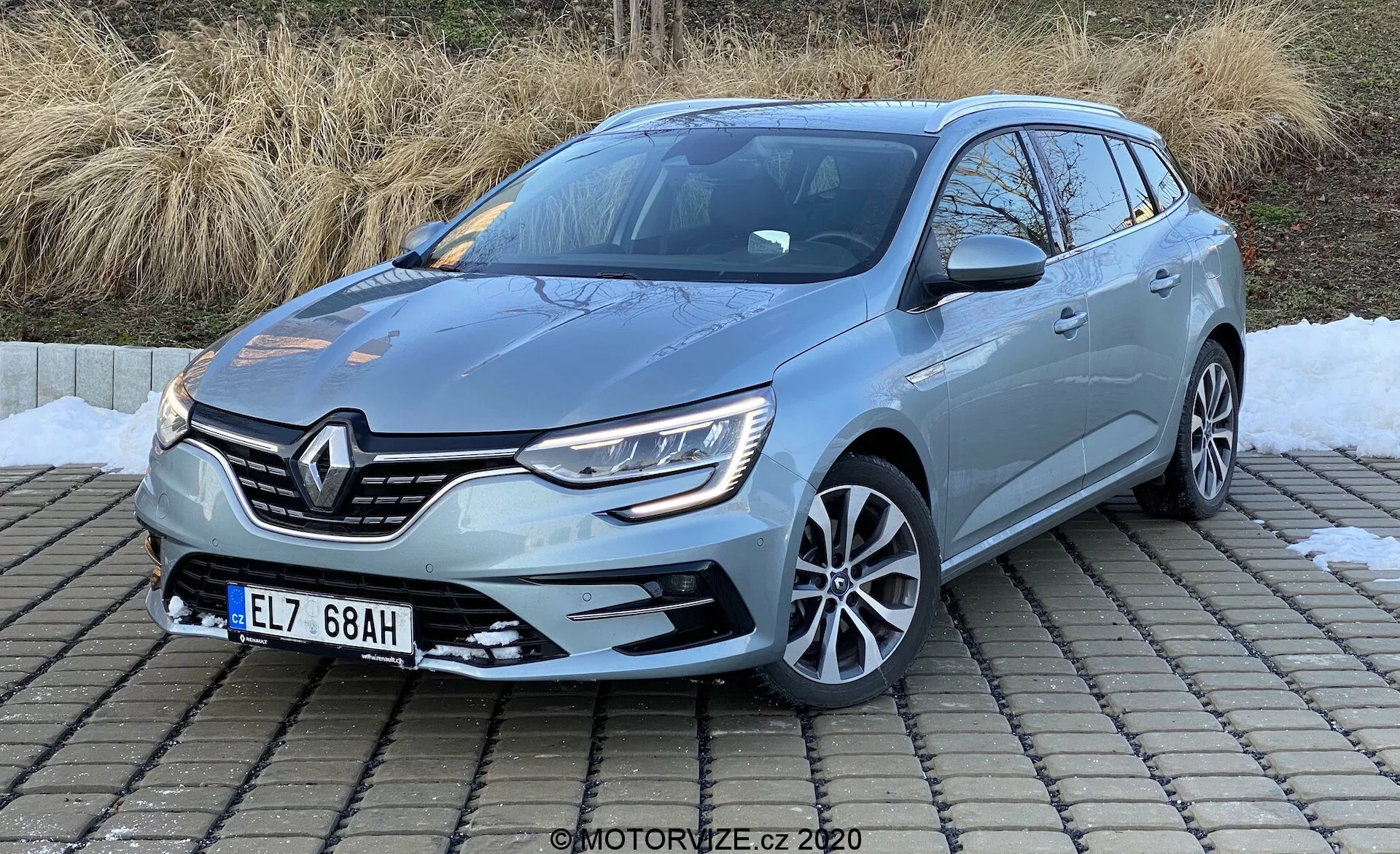 Renault Megane E-Tech 2022, elegancki hatchback elektryczny z zaawansowaną technologią, aerodynamicznym designem, przestronnym wnętrzem i nowoczesnymi funkcjami bezpieczeństwa