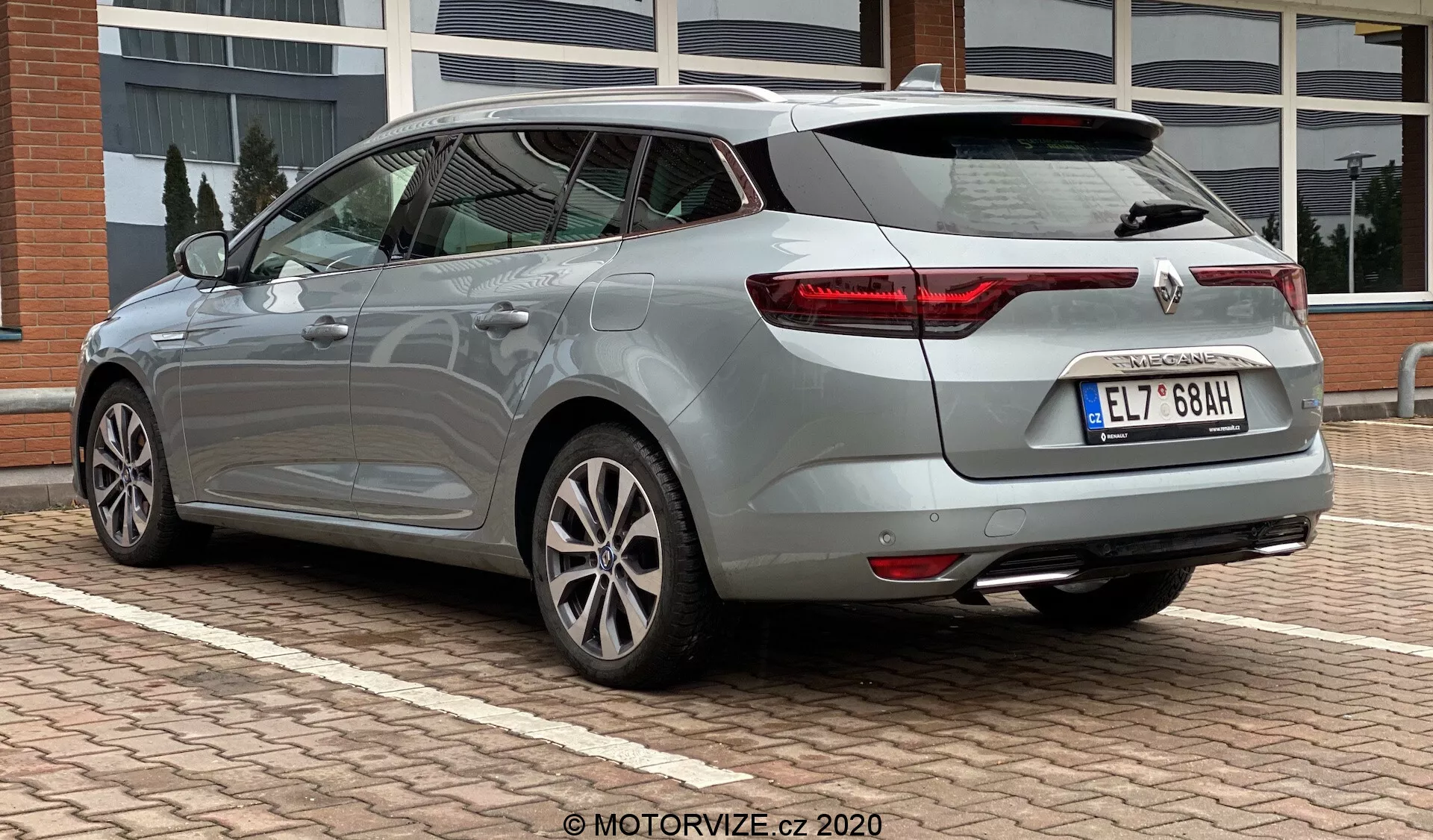 Elegancki Renault Megane E-Tech 2022 o zaawansowanej technologii elektrycznej, stylowym designie i nowoczesnych funkcjach