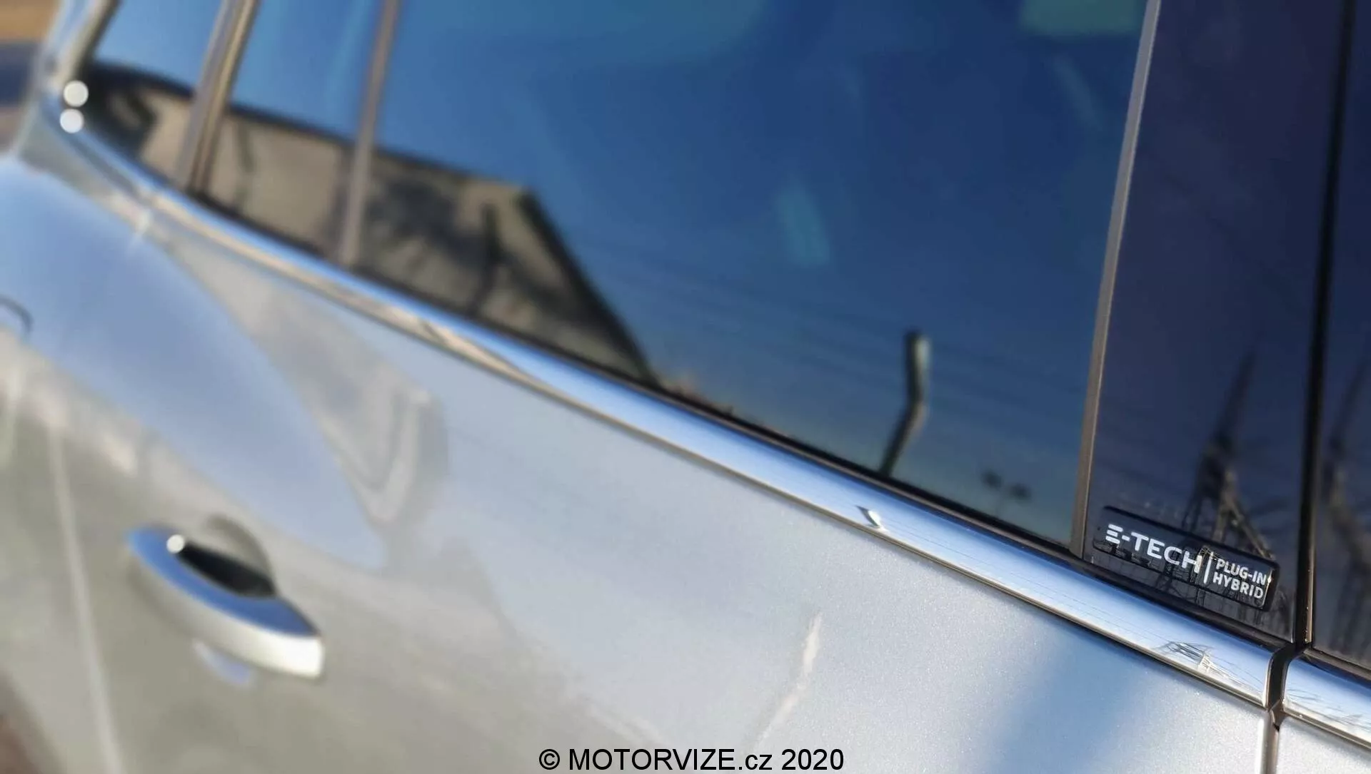 Renault Megane E-Tech 2022 z eleganckim aerodynamicznym designem, nowoczesnymi reflektorami LED, zaawansowaną technologią pojazdu elektrycznego, przestronnym i nowoczesnym wnętrzem z cyfrowym kokpitem oraz zaawansowanymi funkcjami bezpieczeństwa.