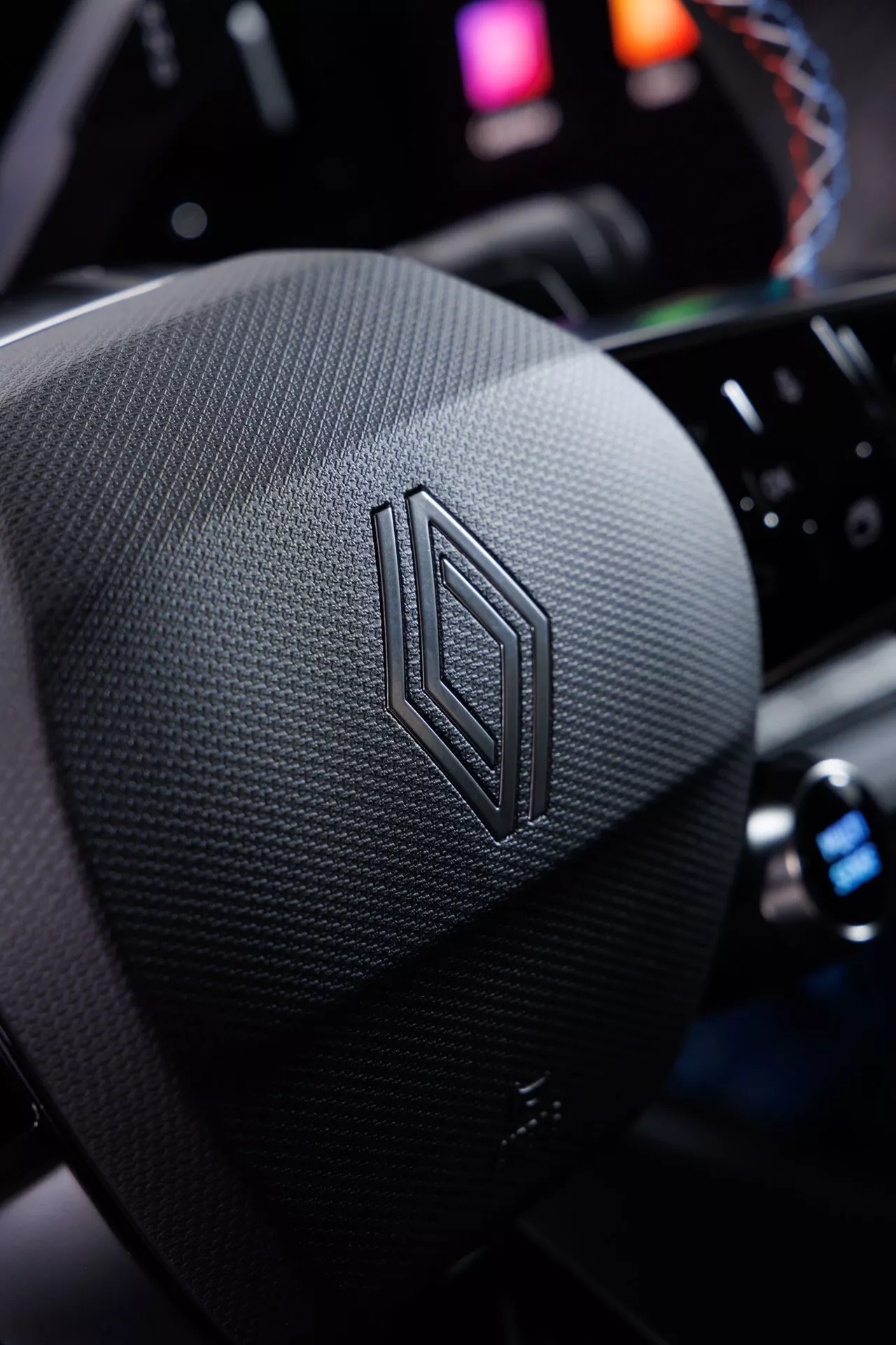 Renault Rafale 2024 pierwszej generacji, prezentujące nowoczesny projekt, innowacyjne funkcje i elegancką sylwetkę