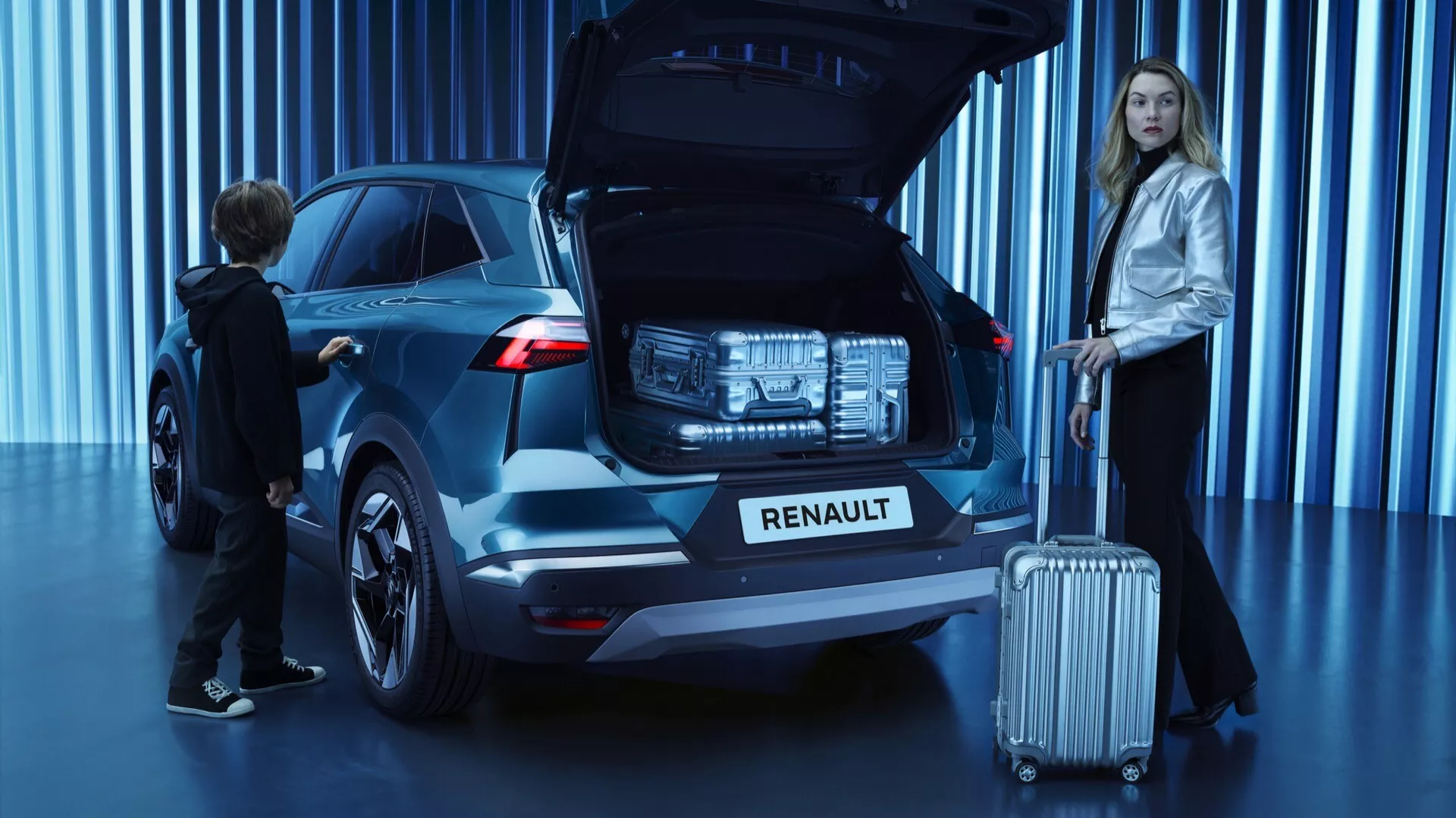 Metalicznie kolorowy Renault Symbioz 2024 SUV pod kątem 45 stopni, ukazujący tylny i częściowy boczny profil z nowoczesnym, rzeźbiarskim designem. Otwarta tylna klapa ujawnia przestrzeń ładunkową i sugeruje cechy użytkowe, takie jak automatyczne podnoszenie klapy. Charakterystyczne tylne światła LED i widoczne logo Renault na klapie bagażnika. Podświetlony w dobrze oświetlonym studio z niebieskim tłem. Kobieta stoi obok tylnej części pasażera trzymając bagaż, dziecko sięga do otwartej klapy, co wskazuje na przyjazny dla rodziny design. Widoczne felgi aluminiowe. Skoncentrowano się na designie i cechach pojazdu w niejednoznacznej przestrzeni.