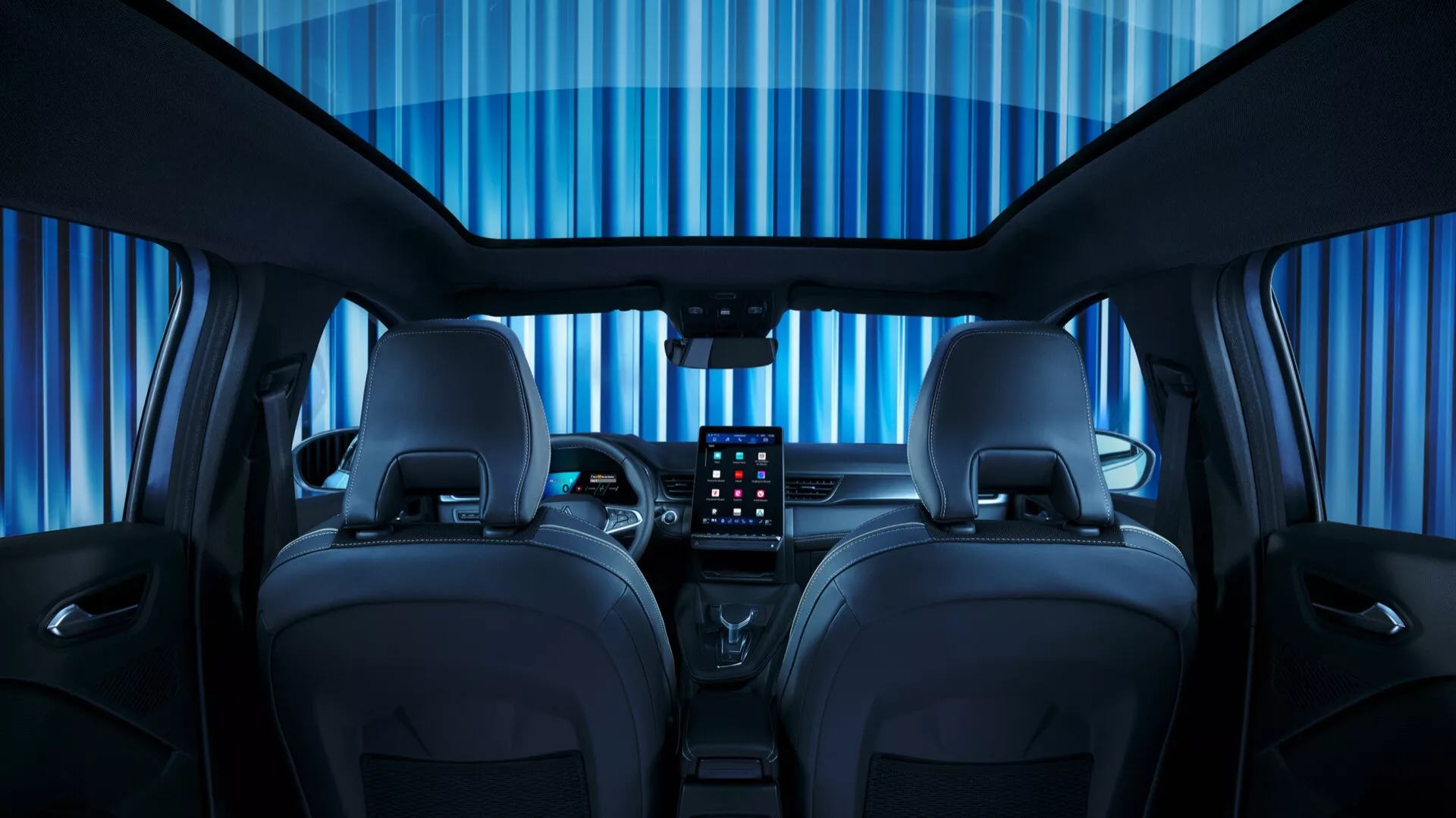 Widok z tylnego siedzenia na wnętrze Renault Symbioz 2024 pierwszej generacji, pokazujący kompleksowy design kabiny i zaawansowaną technologię. Obraz podkreśla dwa przednie skórzane fotele z kontrastowymi szwami, duży centralny ekran dotykowy do informacji rozrywkowej, minimalistyczną deskę rozdzielczą z poziomymi liniami, wielofunkcyjną kierownicę, cyfrową tablicę przyrządów i oświetlenie ambientowe.