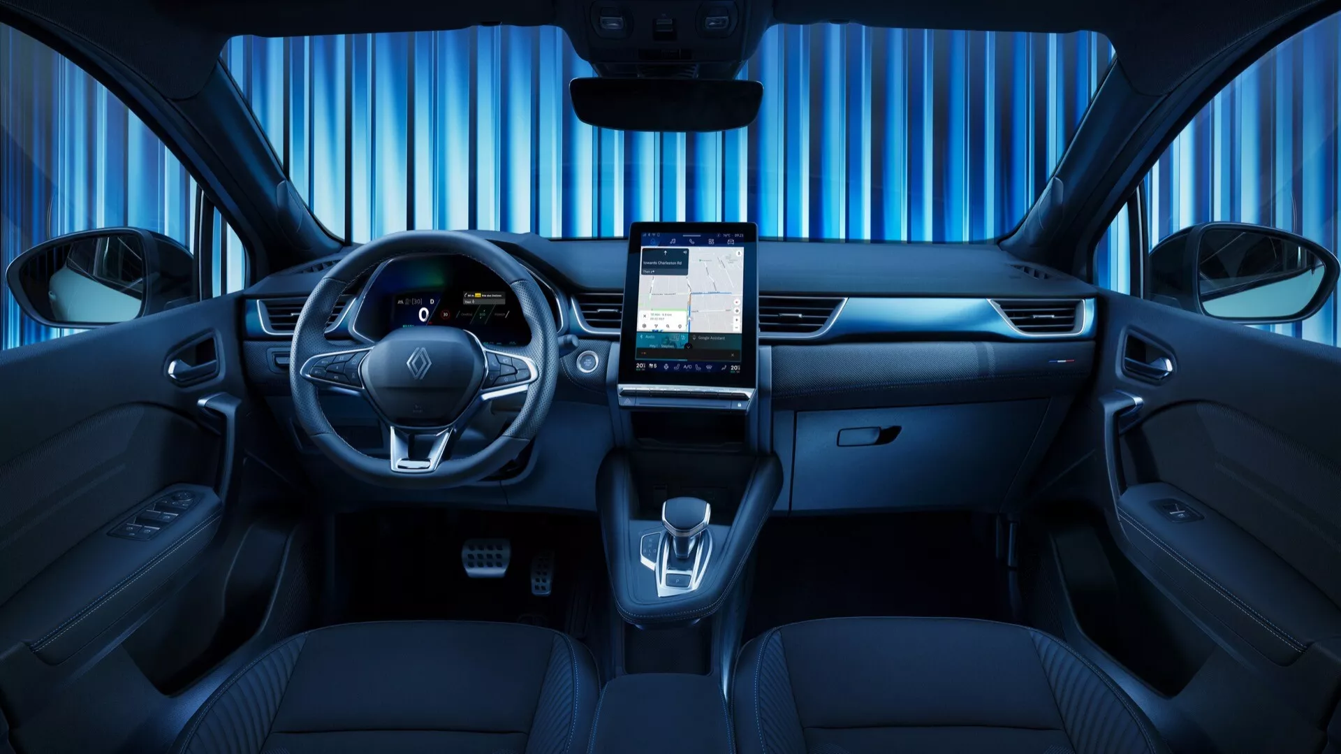 Zdjęcie wnętrza Renault Symbioz 2024, pierwszej generacji, ujęte z centralnego tylnego kąta, przedstawiające elegancką przednią deskę rozdzielczą, wielofunkcyjną kierownicę z przyciskami sterującymi, cyfrowy panel instrumentów, duży pionowy ekran dotykowy do systemu infotainment, minimalne fizyczne elementy sterujące, elektroniczny selektor biegów, uchwyty na kubki, ciemno tapicerowane siedzenia z detalicznym przeszyciem, odzwierciedlające nowoczesny, zaawansowany technologicznie design.