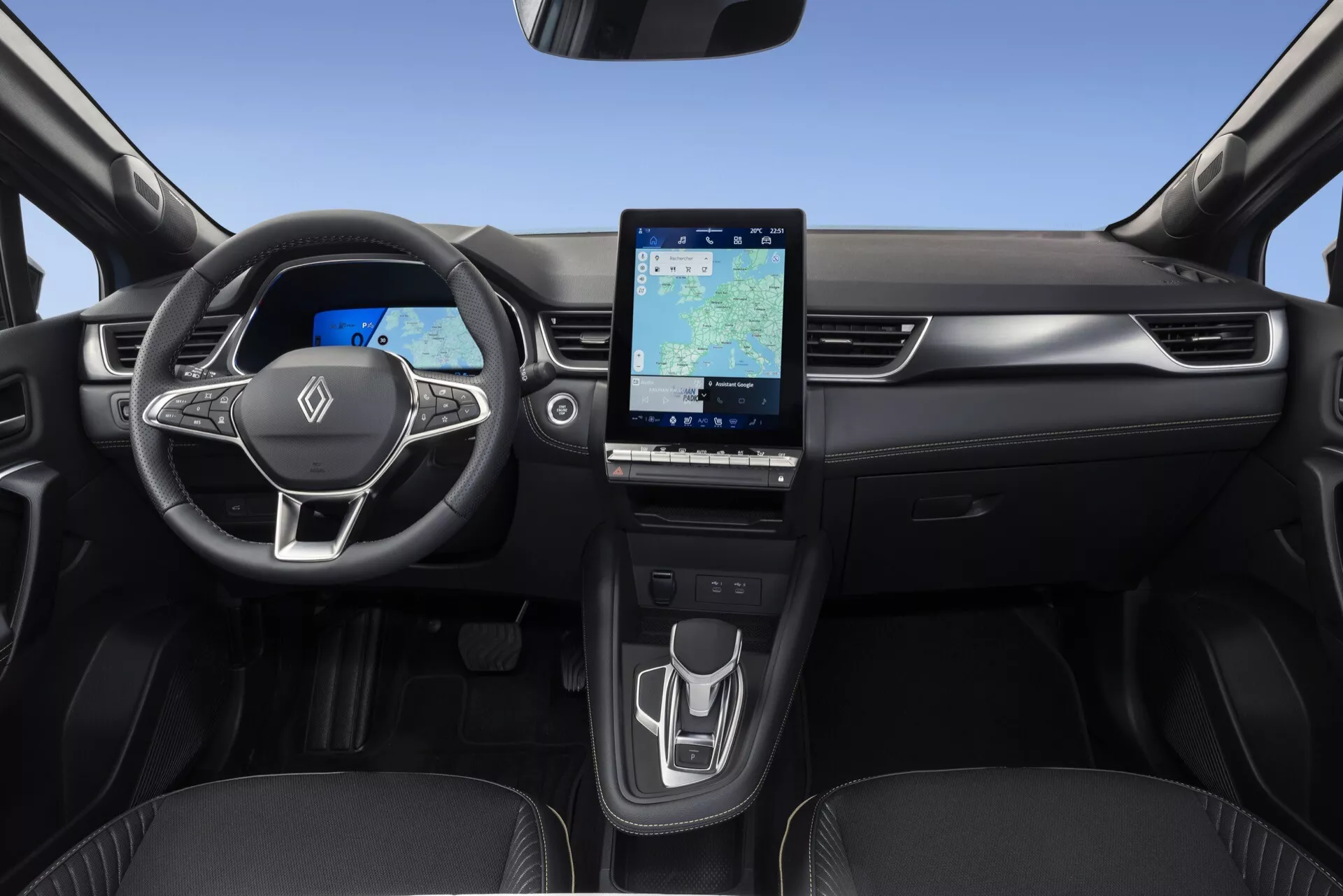 Wnętrze Renault Symbioz 2024 (1. generacja) prezentujące deskę rozdzielczą, kierownicę i konsolę środkową z perspektywy tylnych siedzeń. Kluczowe cechy obejmują kierownicę trójramienną z wbudowanymi przyciskami, w pełni cyfrowy zestaw wskaźników, duży pionowo zorientowany system multimedialny z ekranem dotykowym, minimalistyczne sterowanie klimatyzacją oraz elegancką dźwignię zmiany biegów. Projekt wnętrza podkreśla nowoczesną technologię i czystą, uporządkowaną estetykę z ciemnymi tonami dla luksusowego wyglądu.