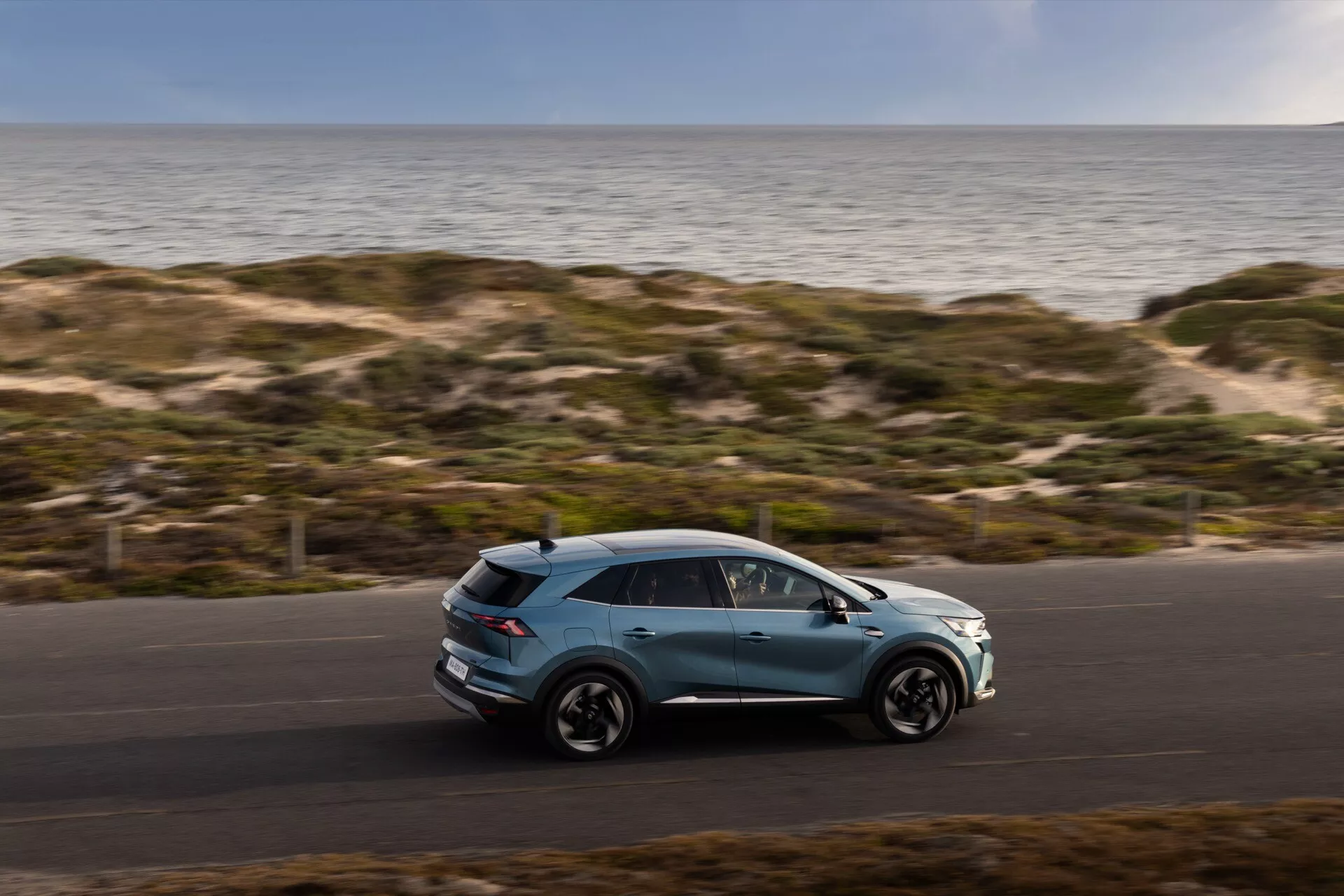 Renault Symbioz 2024 pierwsza generacja koncepcyjnego samochodu elektrycznego o eleganckim futurystycznym wyglądzie i zaawansowanych możliwościach autonomicznej jazdy