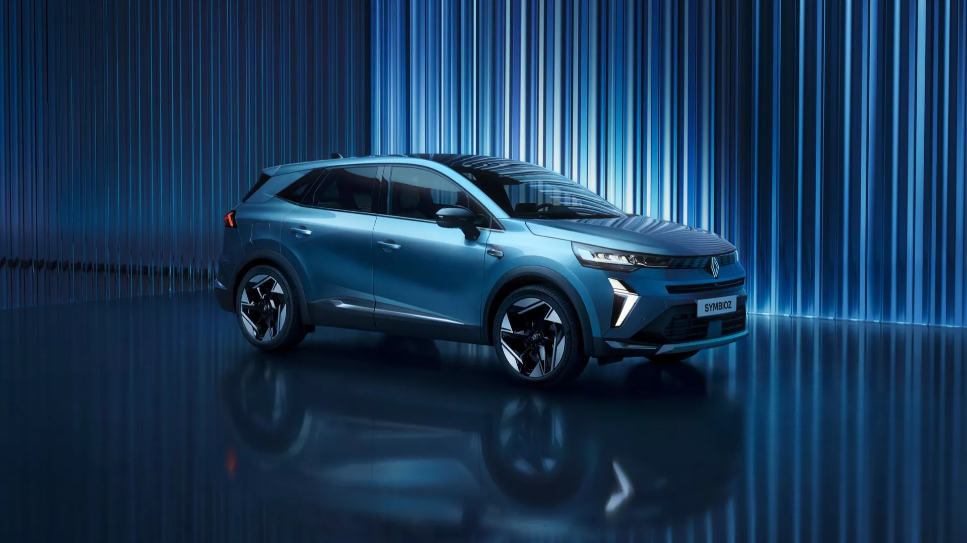 Obraz przedstawia nowoczesne SUV crossover z podwyższonym prześwitem, widziane pod kątem około czterdziestu pięciu stopni. Samochód prezentuje swój lewy przedni kwadrant, umożliwiając wyraźny widok obu profili, przedniego i bocznego. Przód zawiera prawdopodobnie stylizowaną kratkę i ostre, kątowe reflektory dla współczesnego wyglądu. Zagłębione obszary pod reflektorami mogą być światłami przeciwmgielnymi lub kanałami powietrznymi. Maska jest gładka, co dodaje nowoczesnego wyglądu. Boczy profil ukazuje wyraźną linię ramion, zintegrowane lusterka boczne oraz okna z możliwym chromowanym lub błyszczącym wykończeniem. Duże aluminiowe koła mają sportowy wieloramienny design, a turkusowy lub jasnoniebieski metaliczny lakier nadaje połyskujący blask. Samochód wydaje się być w salonie z błyszczącą podłogą odbijającą pojazd. Tło składa się z pionowych niebieskich linii, co zwiększa wrażenie ruchu i technologii cyfrowej. Elementy designu sugerują zaawansowaną aerodynamikę i może to być pojazd hybrydowy lub w pełni elektryczny, wyposażony w oświetlenie LED, systemy wspomagania kierowcy, opcje łączności i systemy multimedialne.