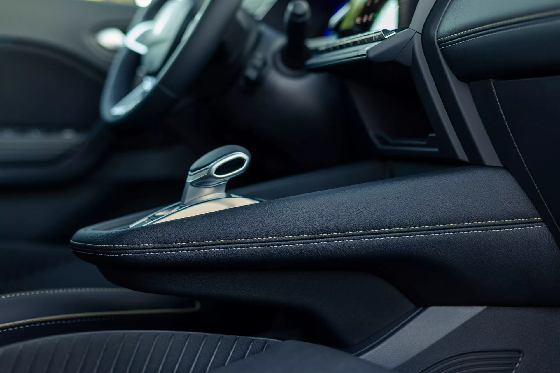Renault Symbioz 2024, pierwsza generacja, przedstawiony w dynamicznym otoczeniu miejskim, z eleganckim aerodynamicznym wyglądem, futurystycznymi elementami oświetlenia i innowacyjną integracją zaawansowanych technologii