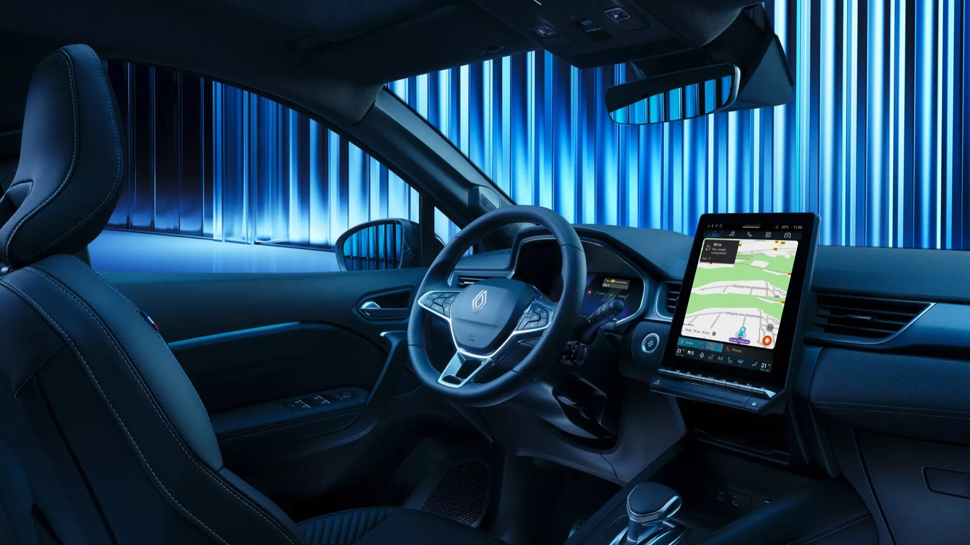 Wnętrze Renault Symbioz 2024 skupiające się na nowoczesnej desce rozdzielczej z dużym pionowym ekranem dotykowym, wielofunkcyjnym kierownicą, cyfrowym zestawem wskaźników oraz eleganckim designie z siedzeniami z imitacji skóry i niebieskim oświetleniem ambientowym.