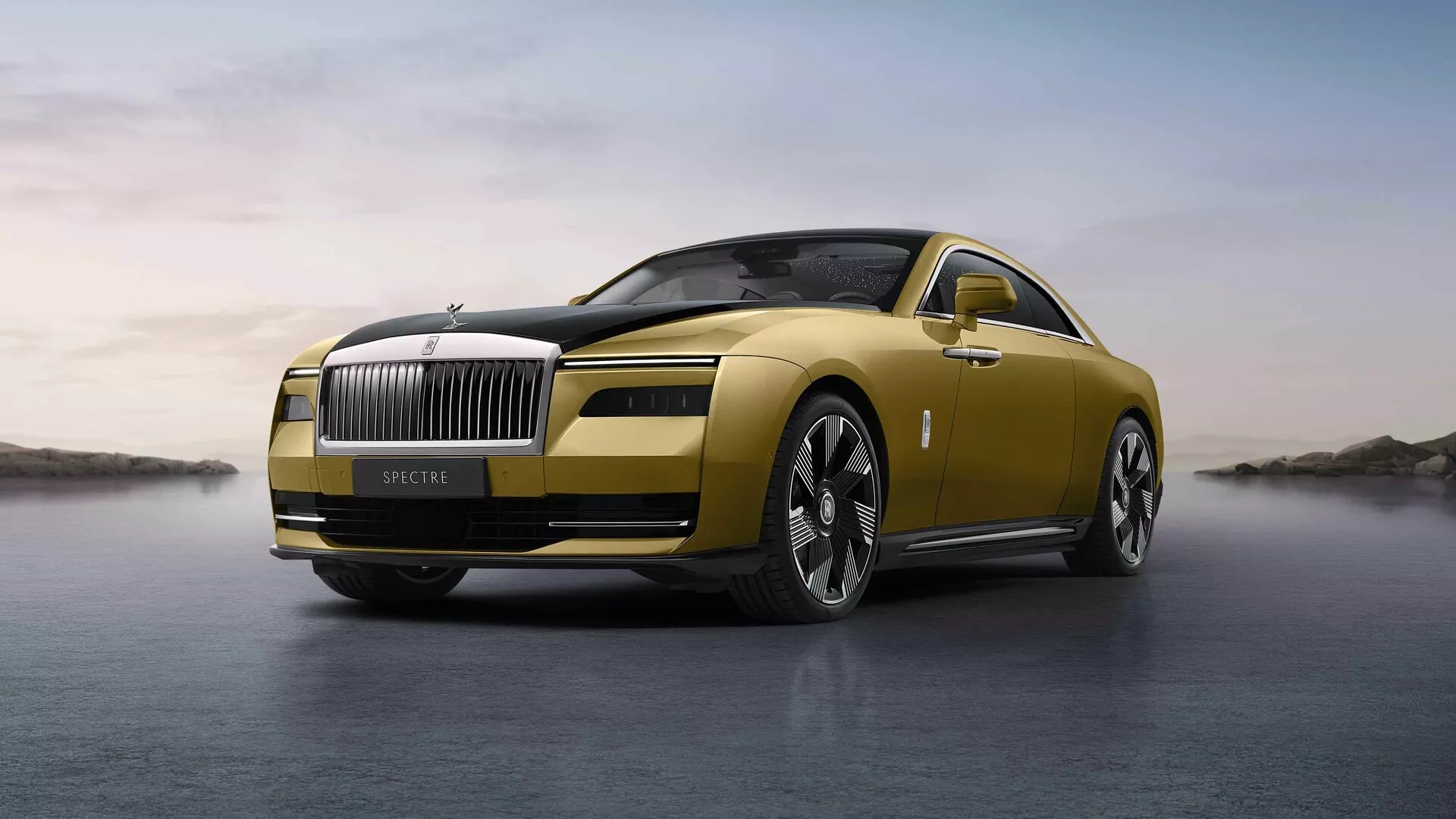 Luksusowe coupé Rolls-Royce Spectre 2023 prezentujące przedni grill, elegancki design maski i boczny profil z charakterystycznym emblematem i zaawansowanym oświetleniem
