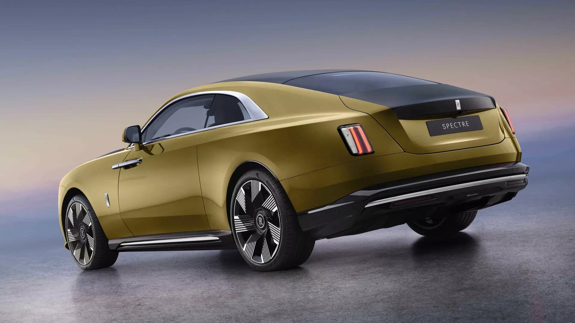 Widok Rolls-Royce Spectre 2023 z tyłu i boku ukazujący duże felgi aluminiowe, nowoczesne poziome światła LED, sensory asysty parkowania, podwójny układ wydechowy, wyraźną linię barków z akcentami chromu, zintegrowany spoiler tylny i panoramiczny dach szklany na tle gradientu, symbolizujący luksus i wydajność.