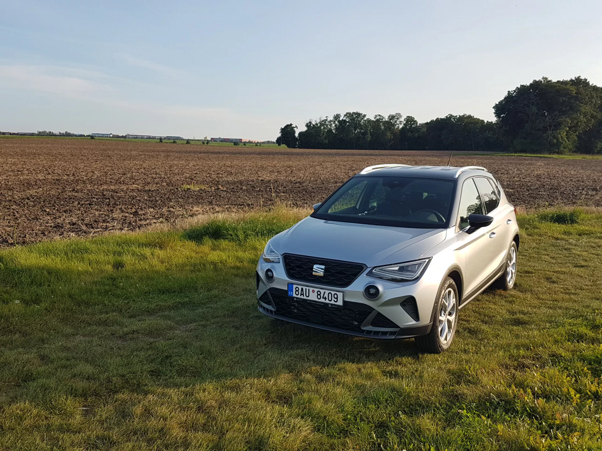 Kompaktowy SUV Seat Arona z 2017 roku w dynamicznej jeździe prezentujący elegancki design i nowoczesne funkcje