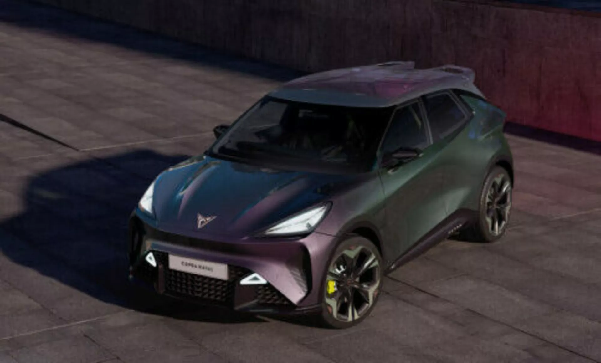 Škoda Enyaq iV 2021 na zewnątrz, pokazuje grill przedni, reflektory LED, aerodynamiczną maskę, felgi aluminiowe i elegancką linię dachu, podkreślając nowoczesny design i cechy technologiczne