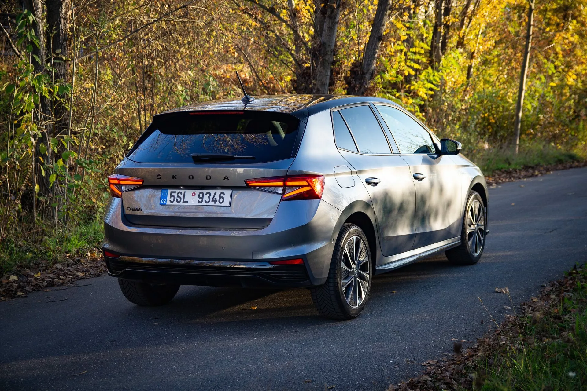 Skoda Fabia 2021 charakteryzuje się eleganckim i nowoczesnym designem z aerodynamicznymi liniami, przestronnym wnętrzem, zaawansowanym systemem infotainment oraz efektywnym silnikiem, oferując dynamiczne wrażenia z jazdy.