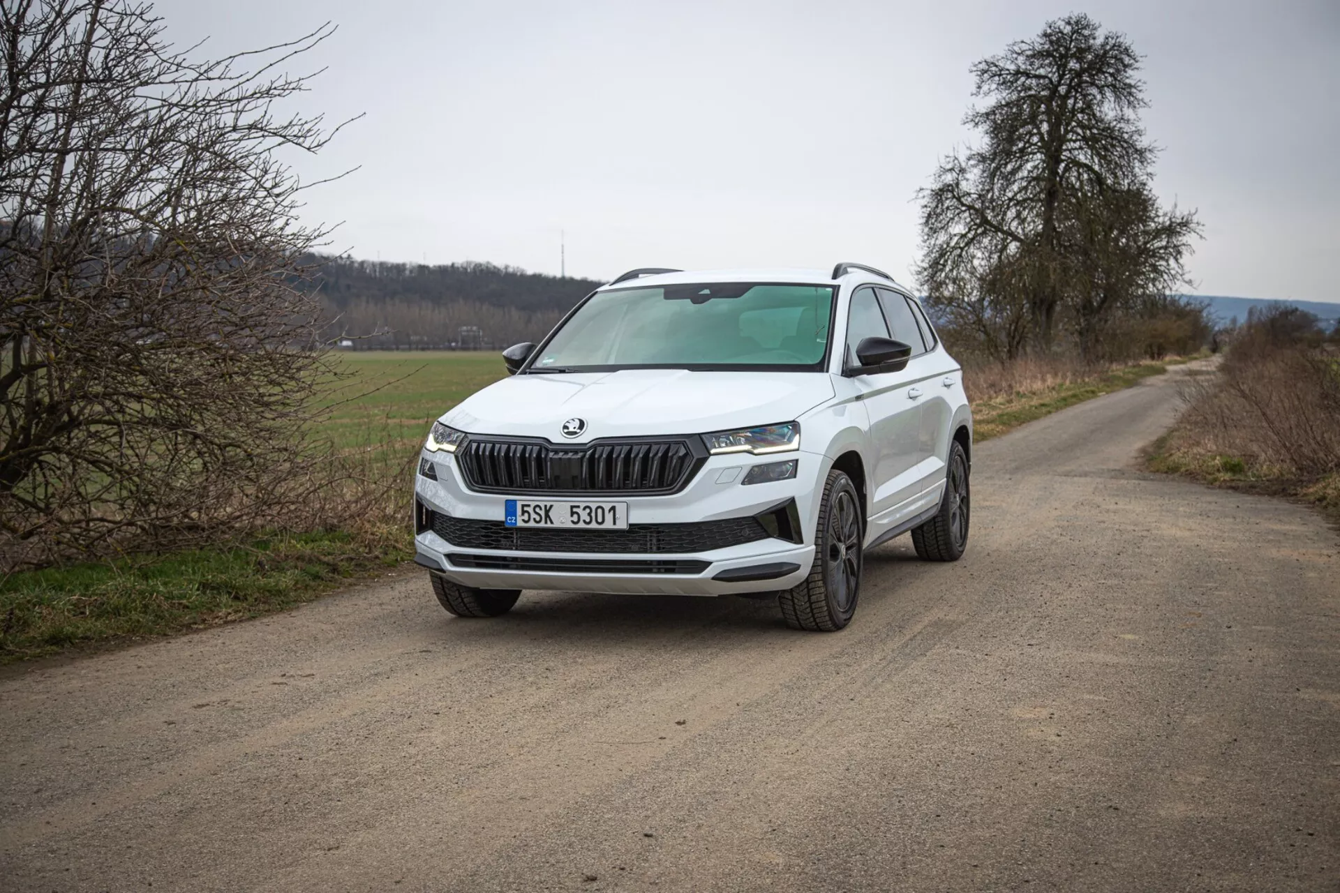 SUV Skoda Karoq 2021 w dynamicznym otoczeniu zewnętrznym, podkreślający elegancki design i zaawansowane funkcje