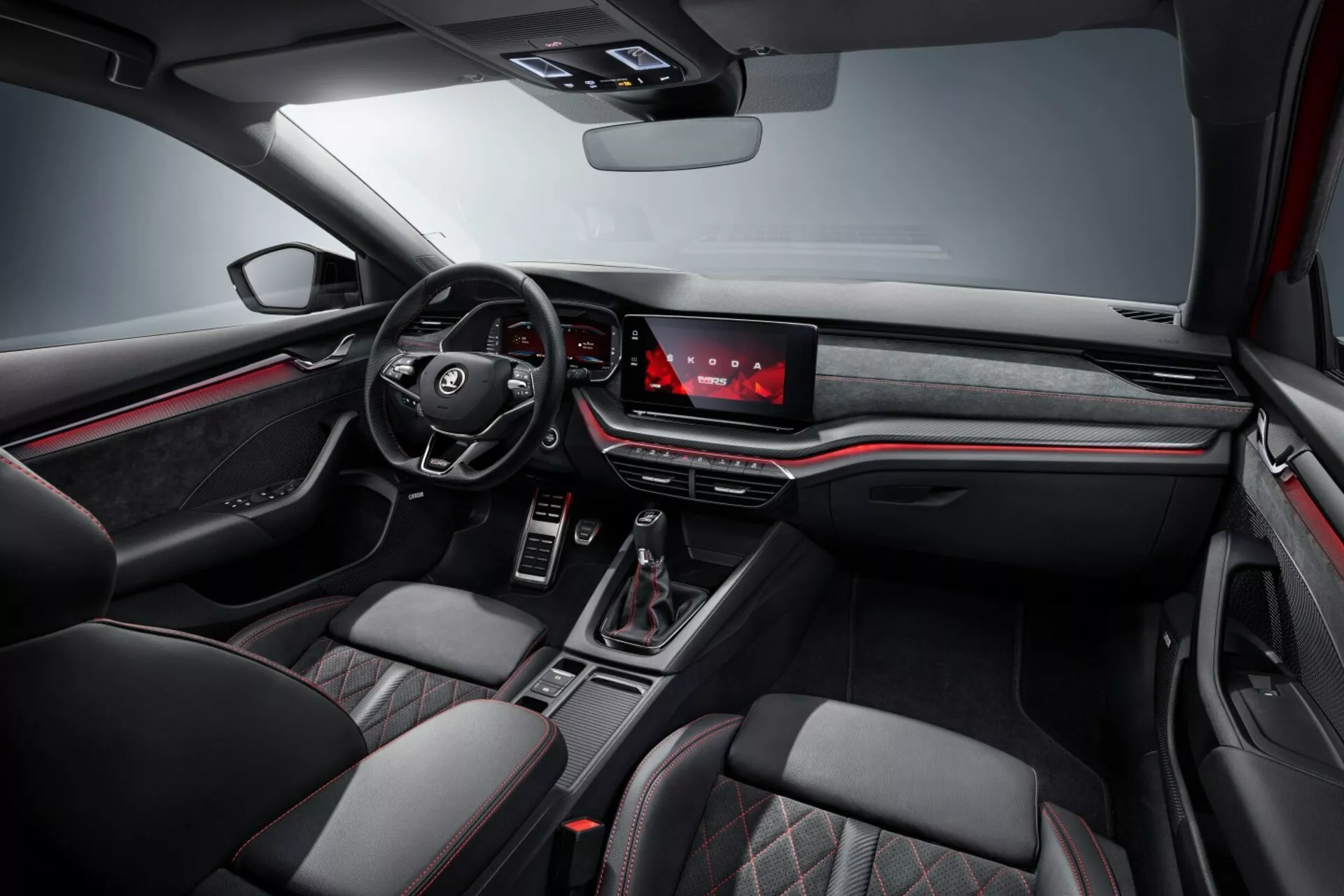 Wnętrze limuzyny Skoda Octavia 2017, nowoczesny, luksusowy kokpit z cyfrowym zestawem wskaźników, systemem infotainment z ekranem dotykowym, wielofunkcyjną kierownicą o trzech ramionach i siedzeniami z pikowanej skóry premium