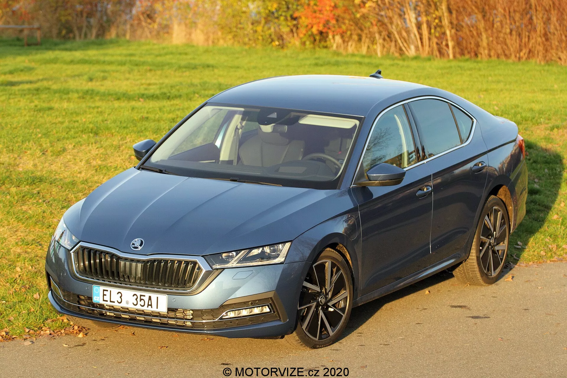 Skoda Octavia Limousine 2020 - elegancki srebrny sedan z nowoczesnym designem, stylowymi felgami aluminiowymi i zaawansowanymi reflektorami LED