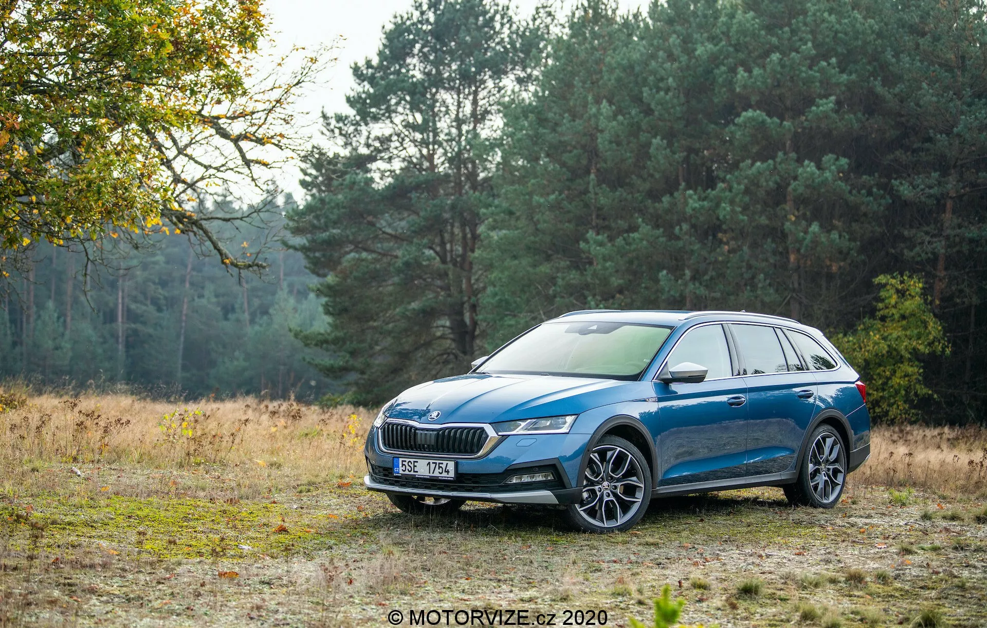 Skoda Octavia Scout 2020 - widok z boku na wszechstronny i solidny crossover w metalicznym niebieskim kolorze, prezentujący elegancki design, wysokie prześwit i przestronne wnętrze