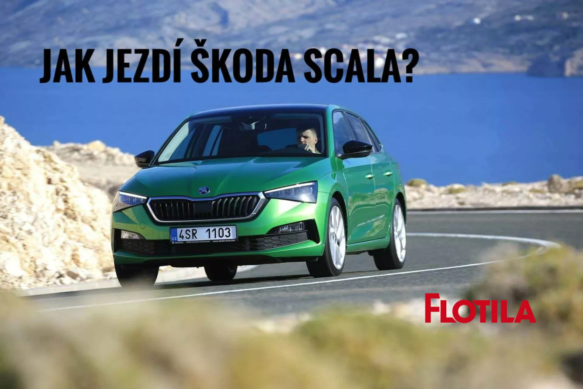 Škoda Scala 2019 w metalicznym zielonym kolorze prezentująca cechy projektowe i technologiczne, w ruchu na krętej drodze sugerującej górską lub nadmorską jazdę, ze szczególnym uwzględnieniem grilla, reflektorów LED i aerodynamicznego wzornictwa kół