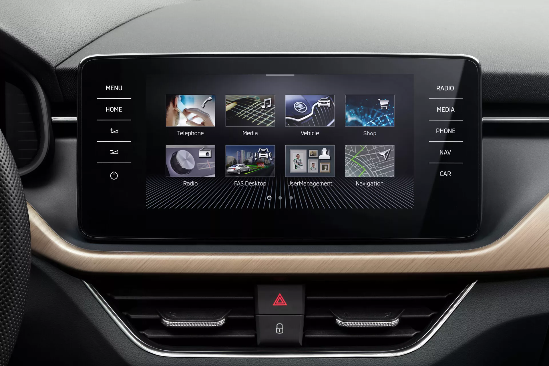 Wyświetlacz systemu infotainment Skoda Scala 2019 z interfejsem dotykowym, pokazujący Telefon, Radio, Media, Ustawienia pojazdu, Nawigację i dodatkowe aplikacje, otoczony metalicznymi i drewnianymi wykończeniami dla luksusowego wyglądu wnętrza