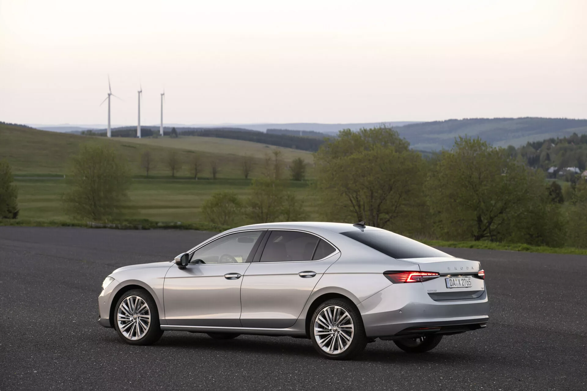 Skoda Superb Limousine 2024 - widok z przodu podkreślający smukły, aerodynamiczny design z premium reflektorami LED, chromowanymi akcentami grilla i metalicznym wykończeniem, wskazującym na luksusową elegancję.