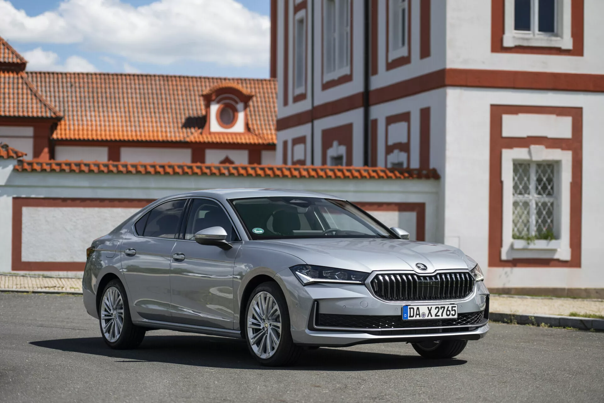 Skoda Superb Limousine 2024, elegancka i luksusowa limuzyna z nowoczesnym designem, ostrymi liniami i zaawansowaną technologią.