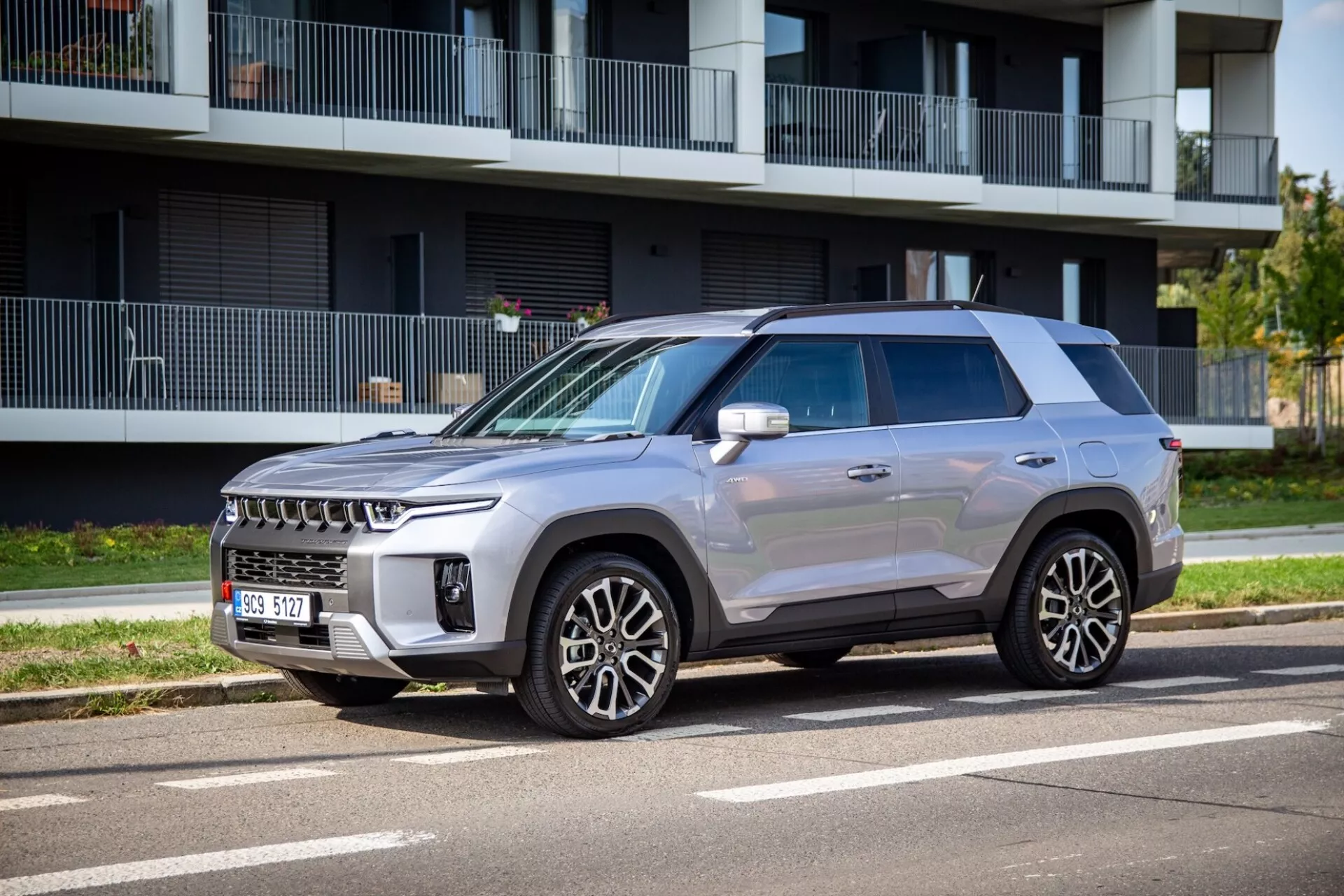 SsangYong Torres 2023 w ruchu na autostradzie, prezentujący swój elegancki design i zaawansowane funkcje aerodynamiczne