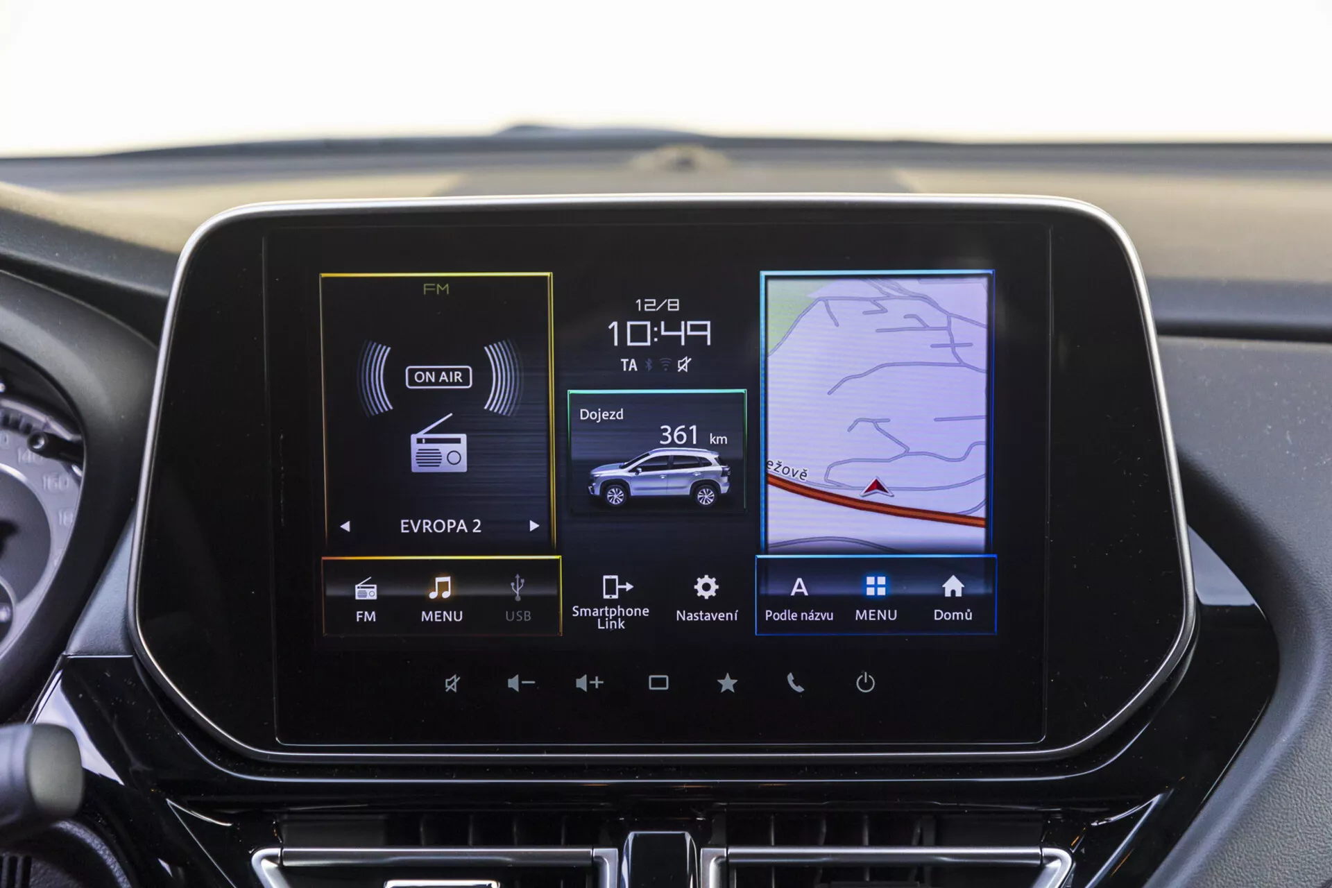 Centralna deska rozdzielcza Suzuki S-Cross 2022 z wyświetlaczem systemu infotainment z radiem, kontrolą klimatu i funkcjami nawigacji GPS