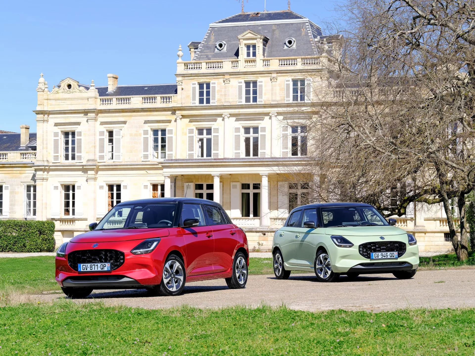 Suzuki Swift 7. generacji model 2024 w żywej czerwieni, prezentujący elegancki design i zaawansowane funkcje technologiczne