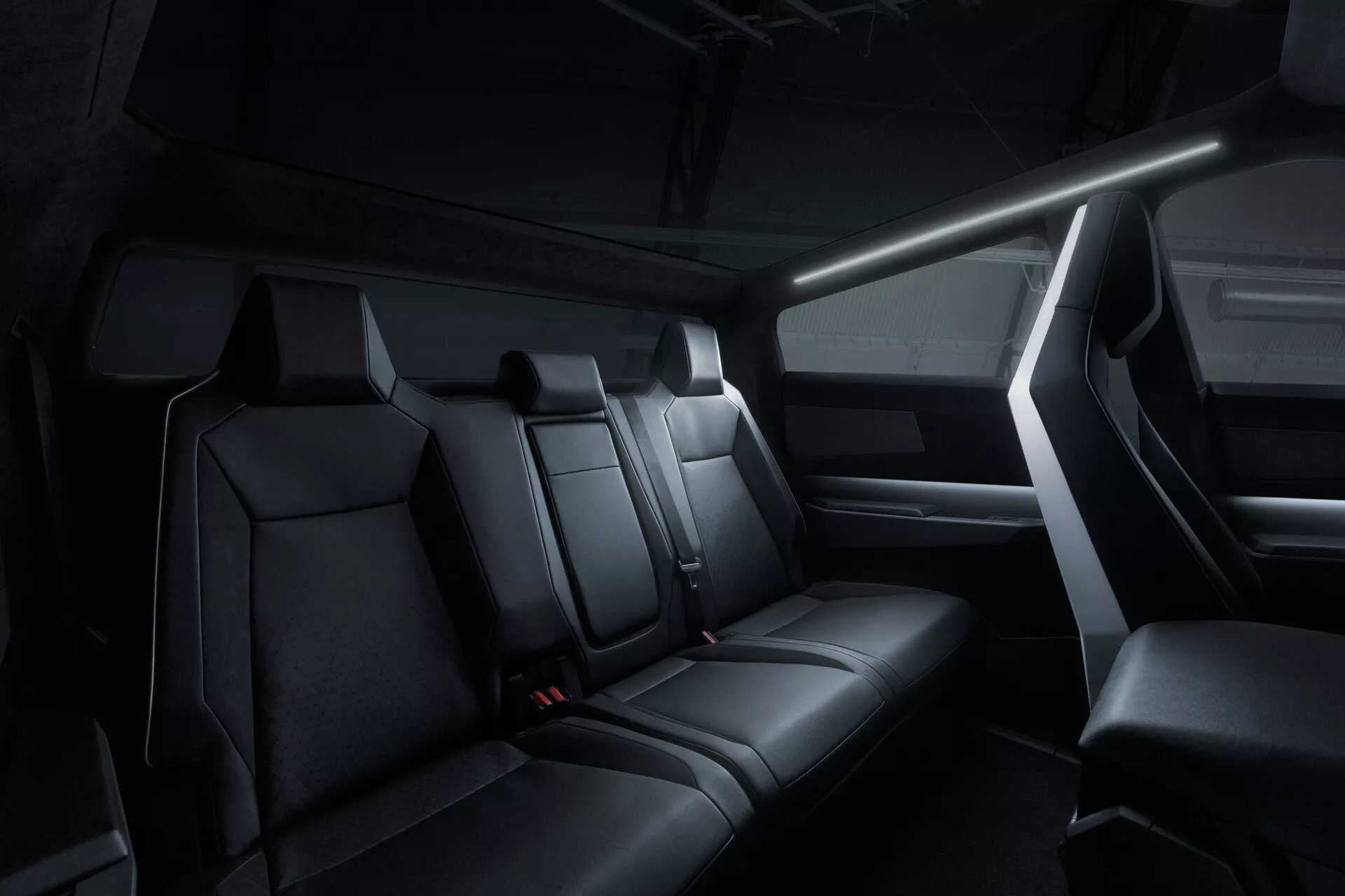 Tesla Cybertruck 2021 (Pierwsza Generacja) - Futurystyczny, kanciasty, całkowicie elektryczny pickup z wytrzymałym eksoszkieletem, niemal niezniszczalnym szkłem pancernym i przełomową technologią do jazdy na drogach i w terenie.