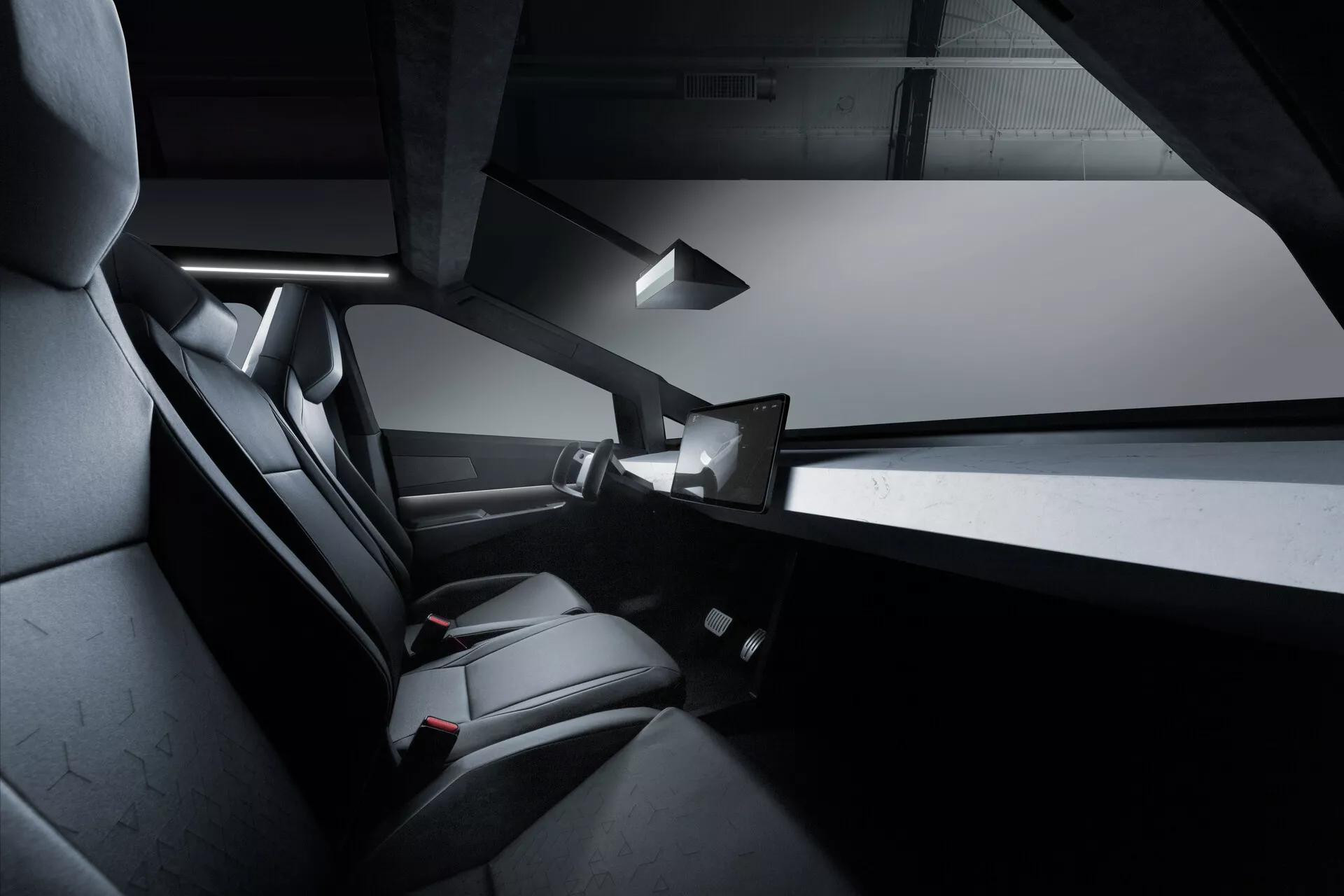 Wnętrze Tesla Cybertruck 2021, skupiające się na tylnym przedziale pasażerskim. Obraz podkreśla eleganckie czarne siedzenia, prawdopodobnie skórzane, z naciskiem na komfort i design, częściowo widoczne bezramkowe okna drzwi, smukłą konsolę środkową, lampę sufitową i zamontowany z tyłu interfejs dotykowy. Design jest minimalistyczny z kanciastymi liniami i monochromatycznym schematem.